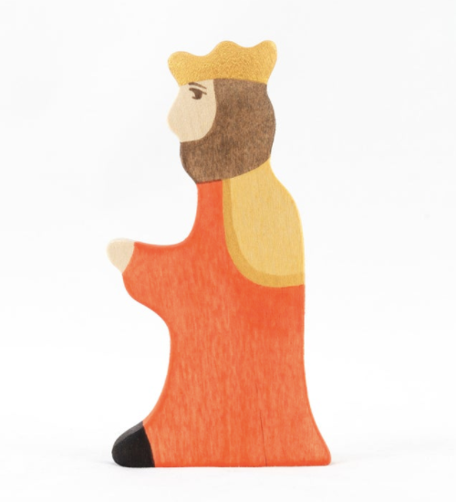 Wooden King And Queen Figurines