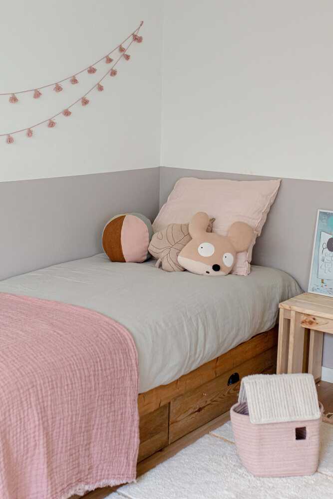 Knitted Cushion Baby Leaf Rose Beige - Re-Edition