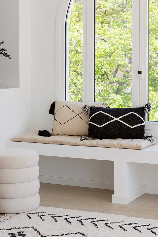 Knitted Cushion Oasis Black - Bereber Classics