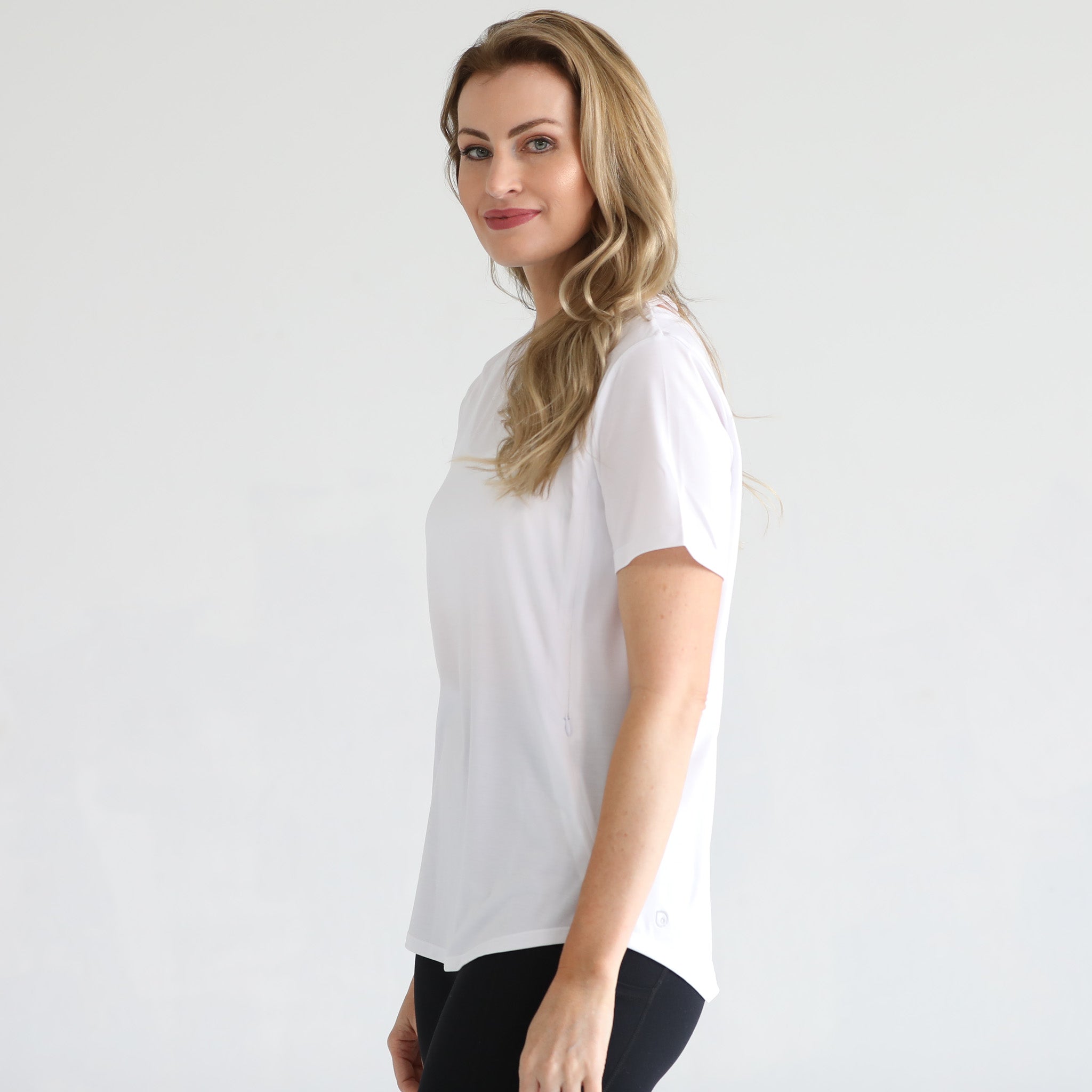 Harper Cross Back Short Sleeve Nursing Tee (blanc)