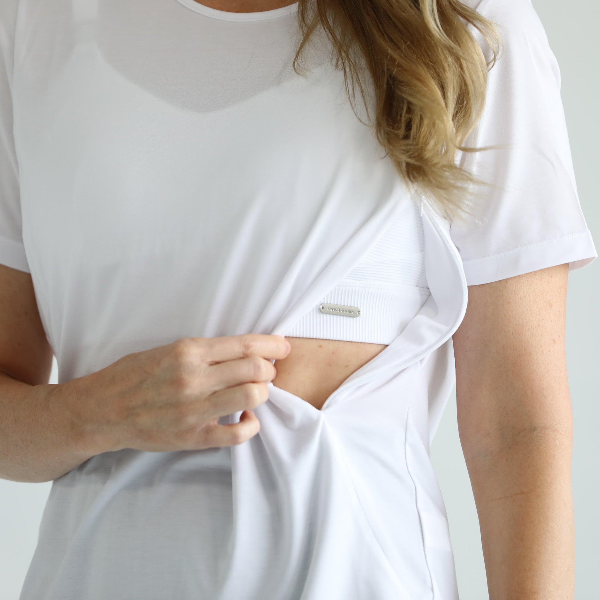 Harper Cross Back Short Sleeve Nursing Tee (blanc)