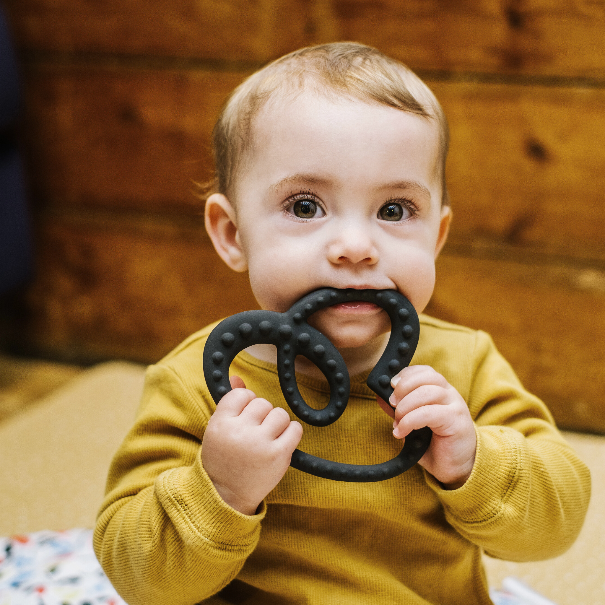 Sensory Teether With Mini Muslin - Black/sycamore