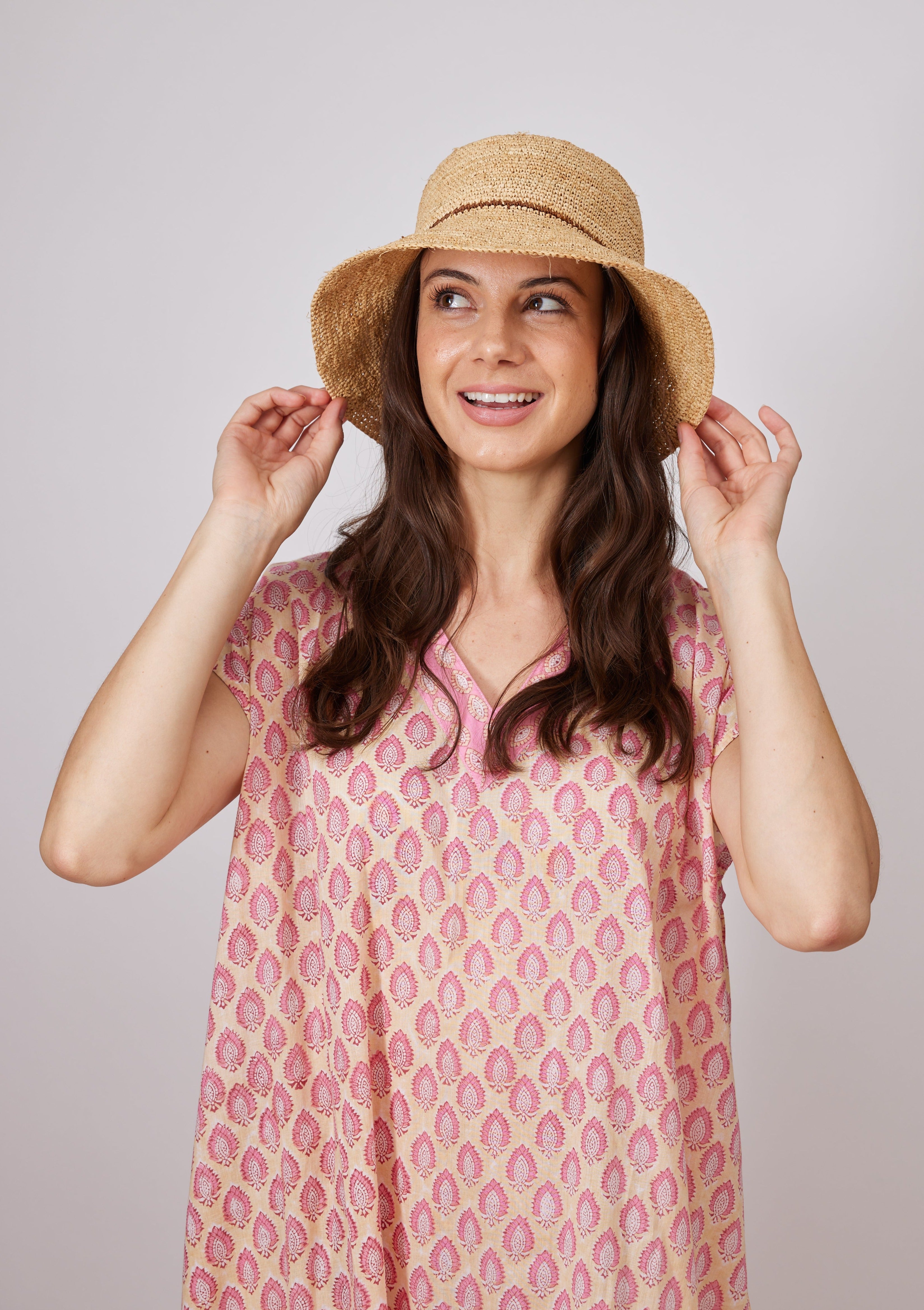 Chic Crochet Bucket Hat- Natural/tobacco