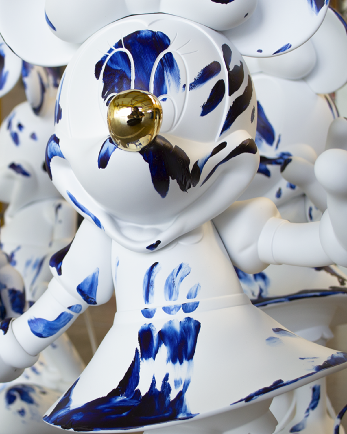 Minnie Mouse One Minute White & Blue Limited Edition 24in