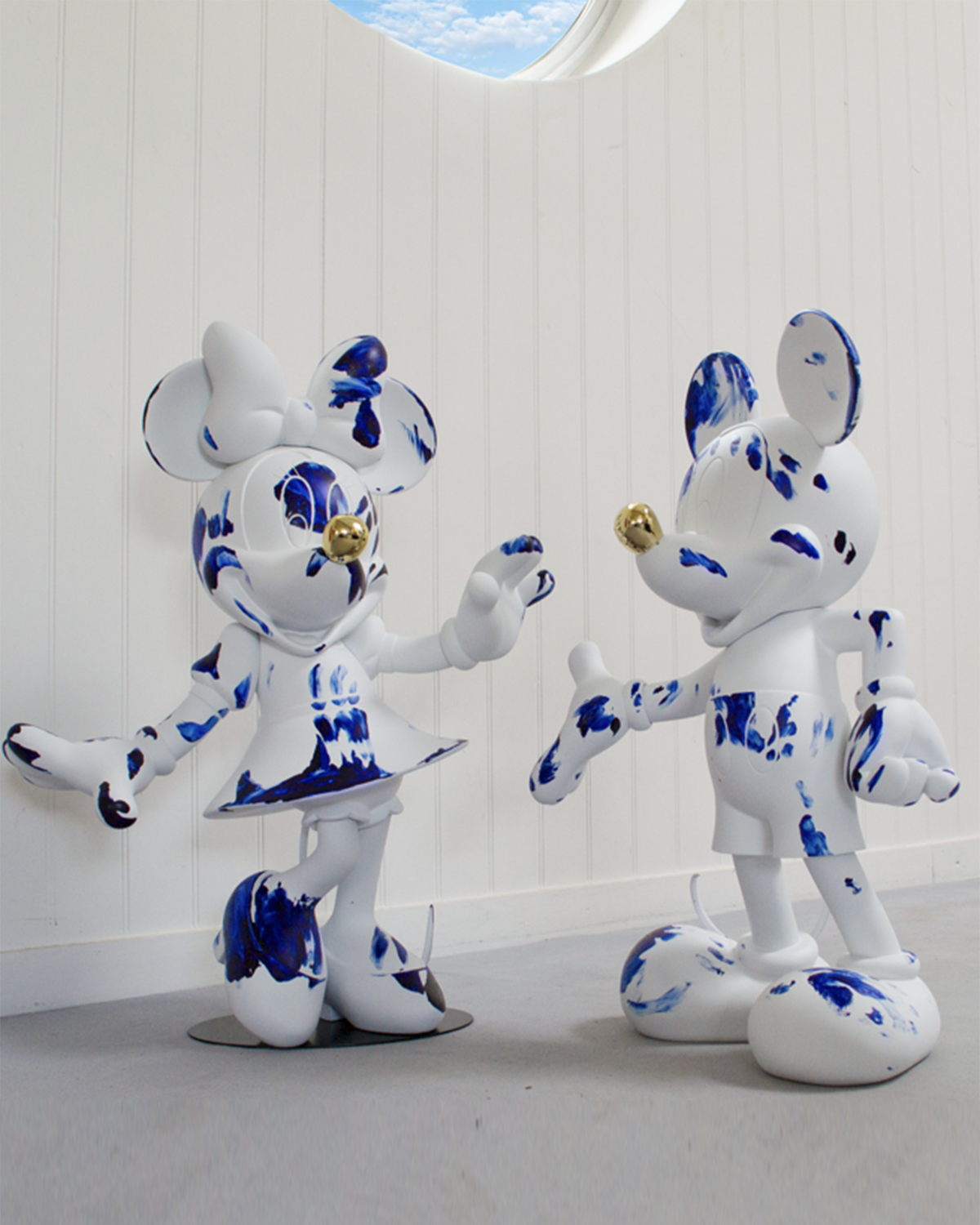 Minnie Mouse One Minute White & Blue Limited Edition 24in