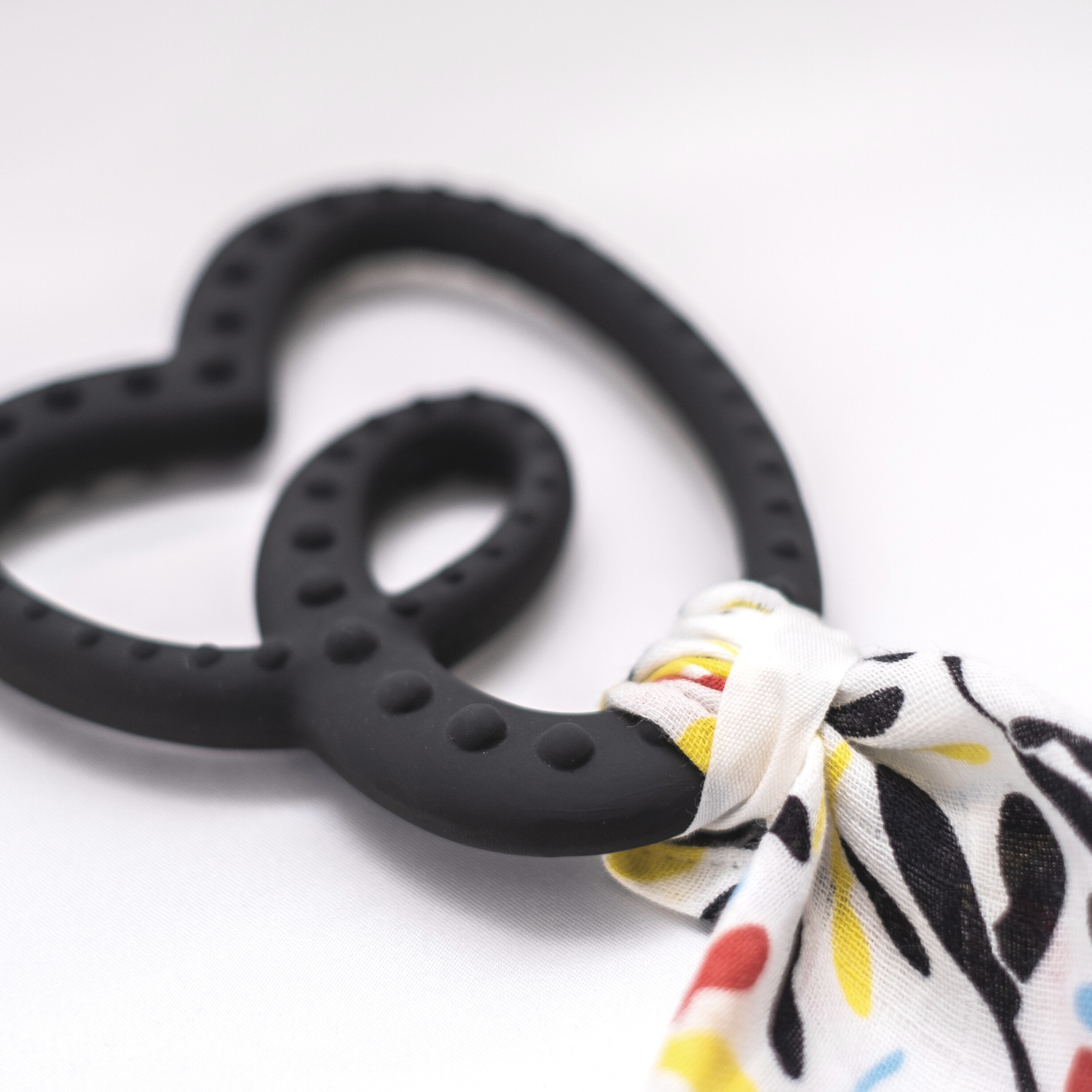 Sensory Teether With Mini Muslin - Black/sycamore