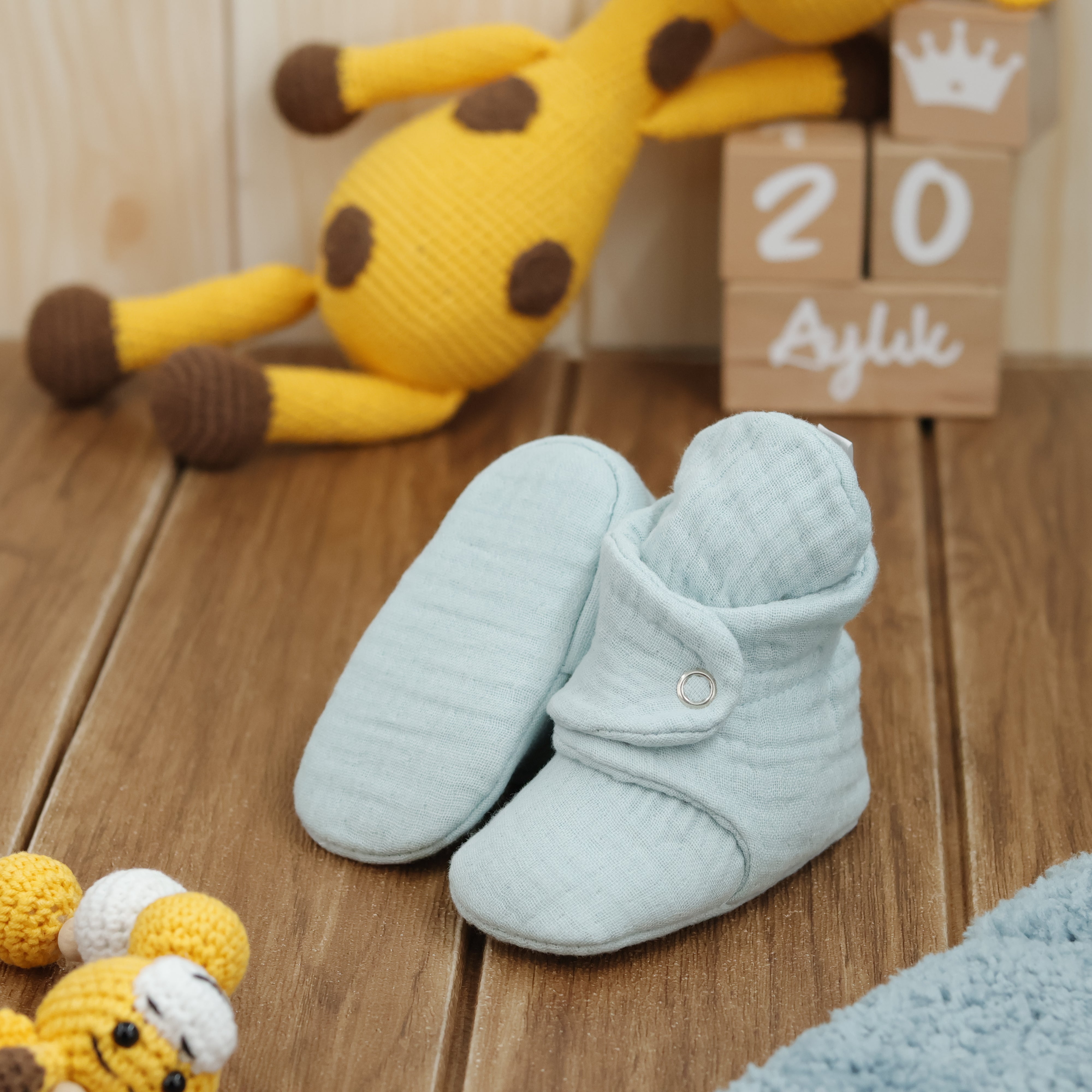 Muslin Stay On Baby Booties Mint