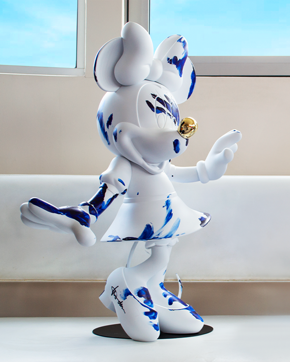 Minnie Mouse One Minute White & Blue Limited Edition 24in