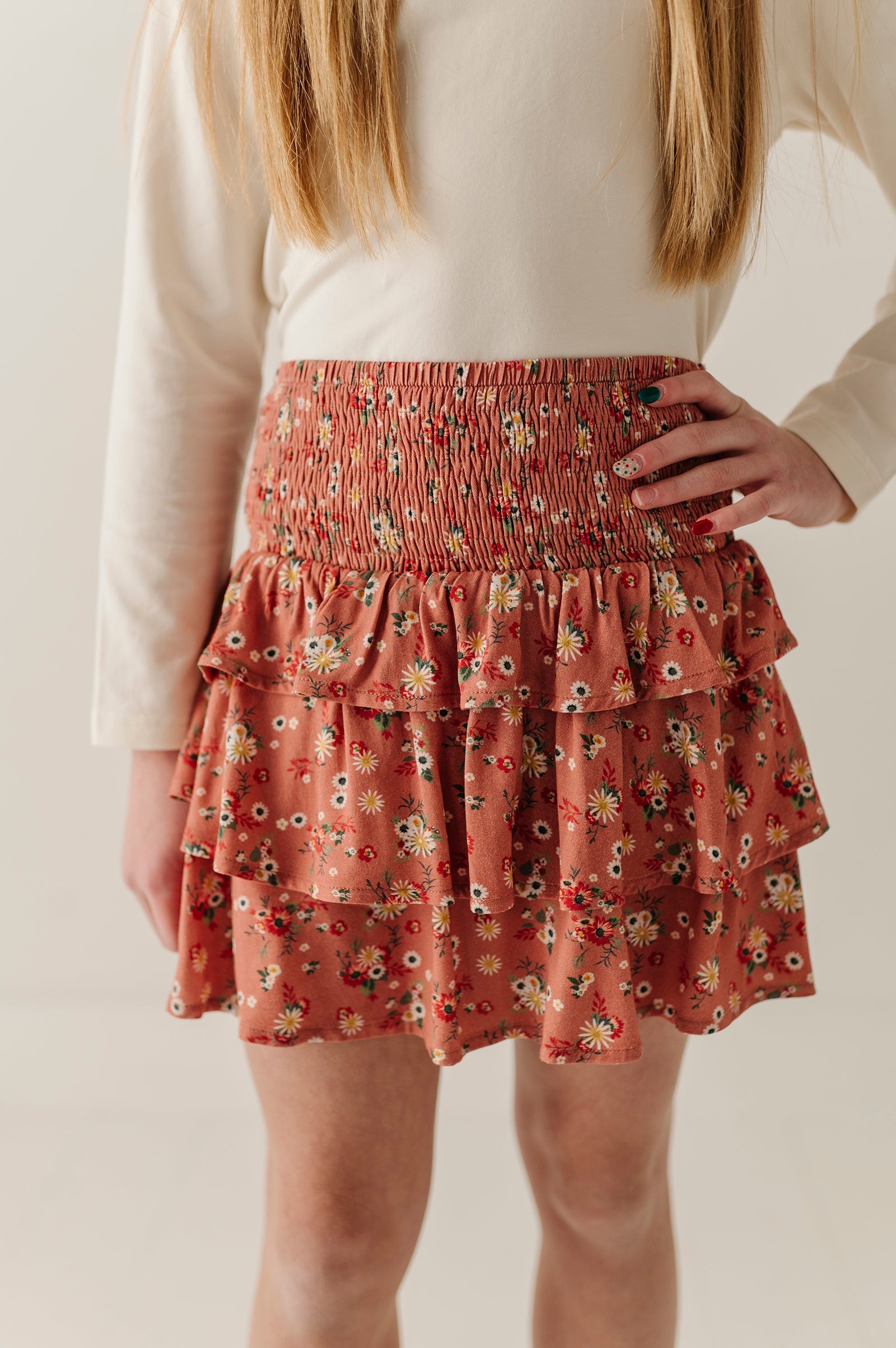 Girls Tiered Mini Skirt In Daisy Cluster In Brick Dust