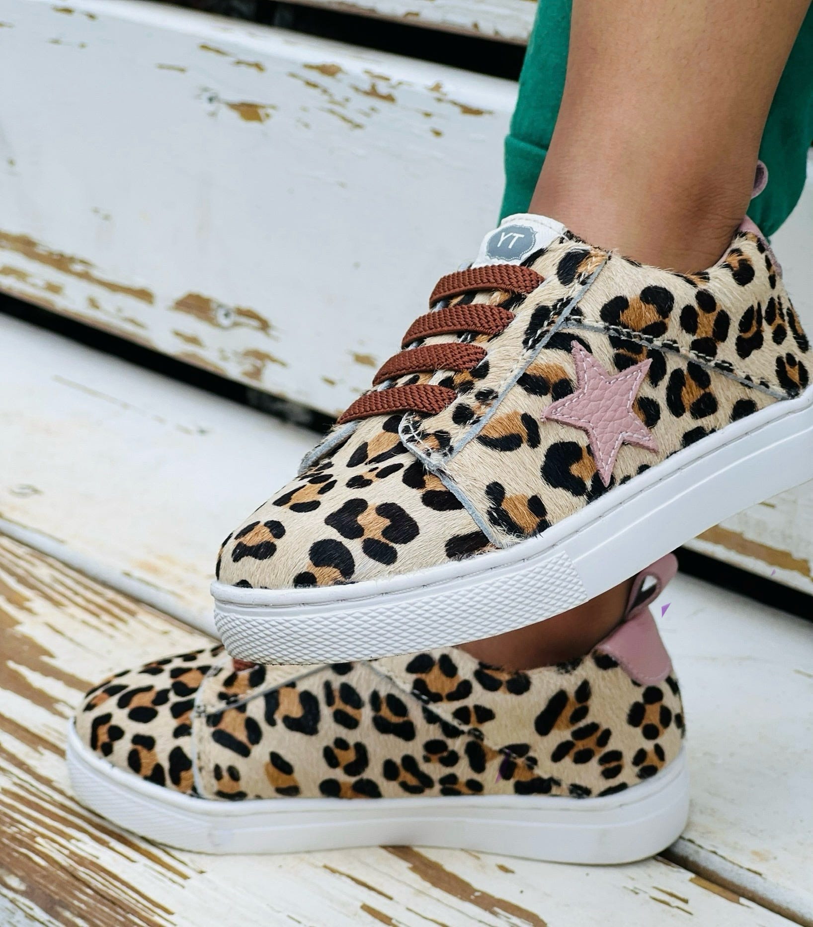 Low Top Sneakers - Leopard / Pink Star