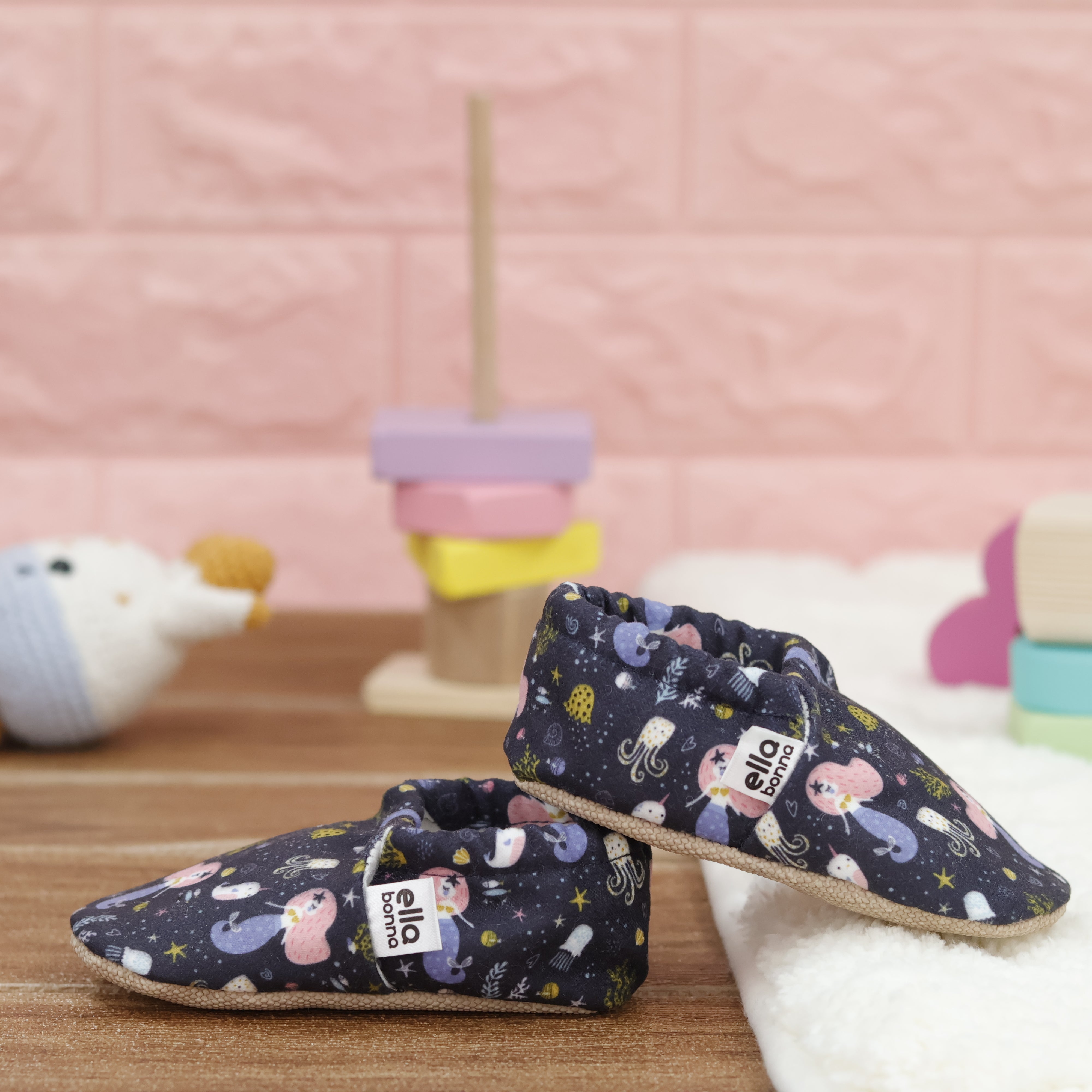 Moccasins, Slippers, Ocean