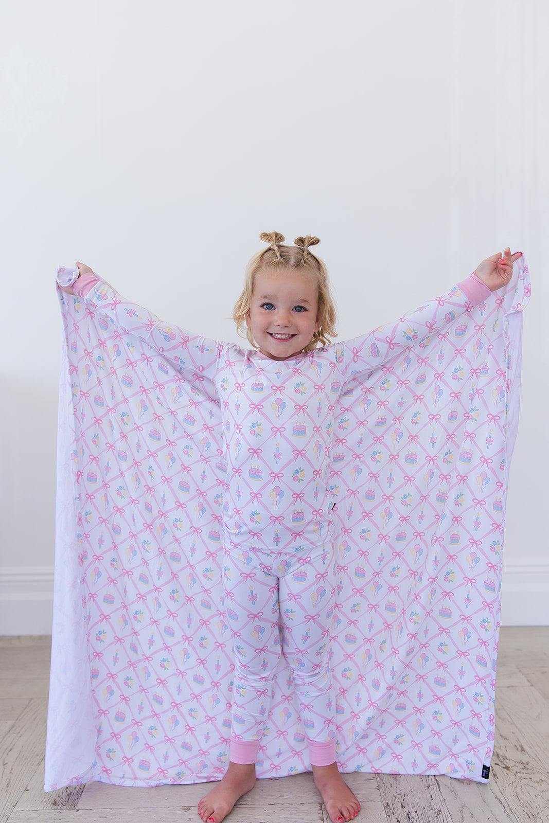(pink) Birthday - Lightweight Blanket
