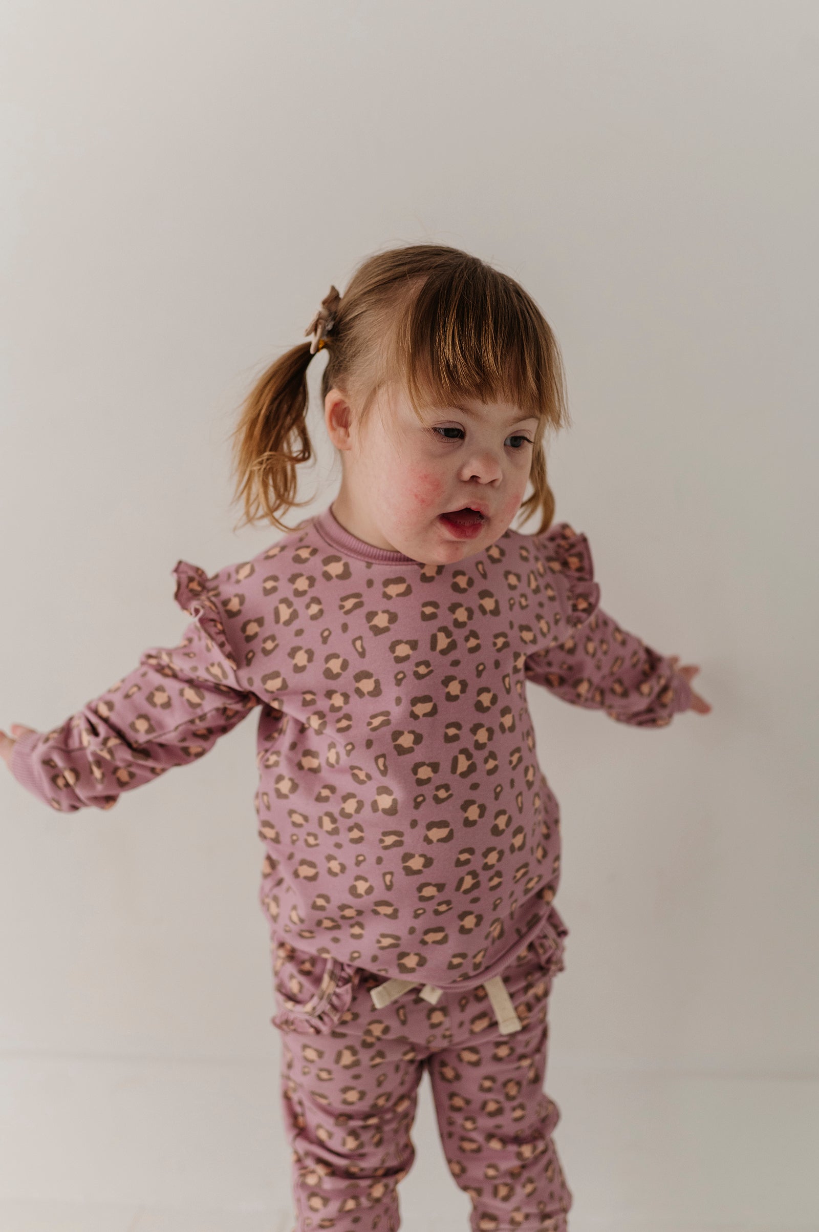 Girls Ruffle Sweatshirt In Cheetah