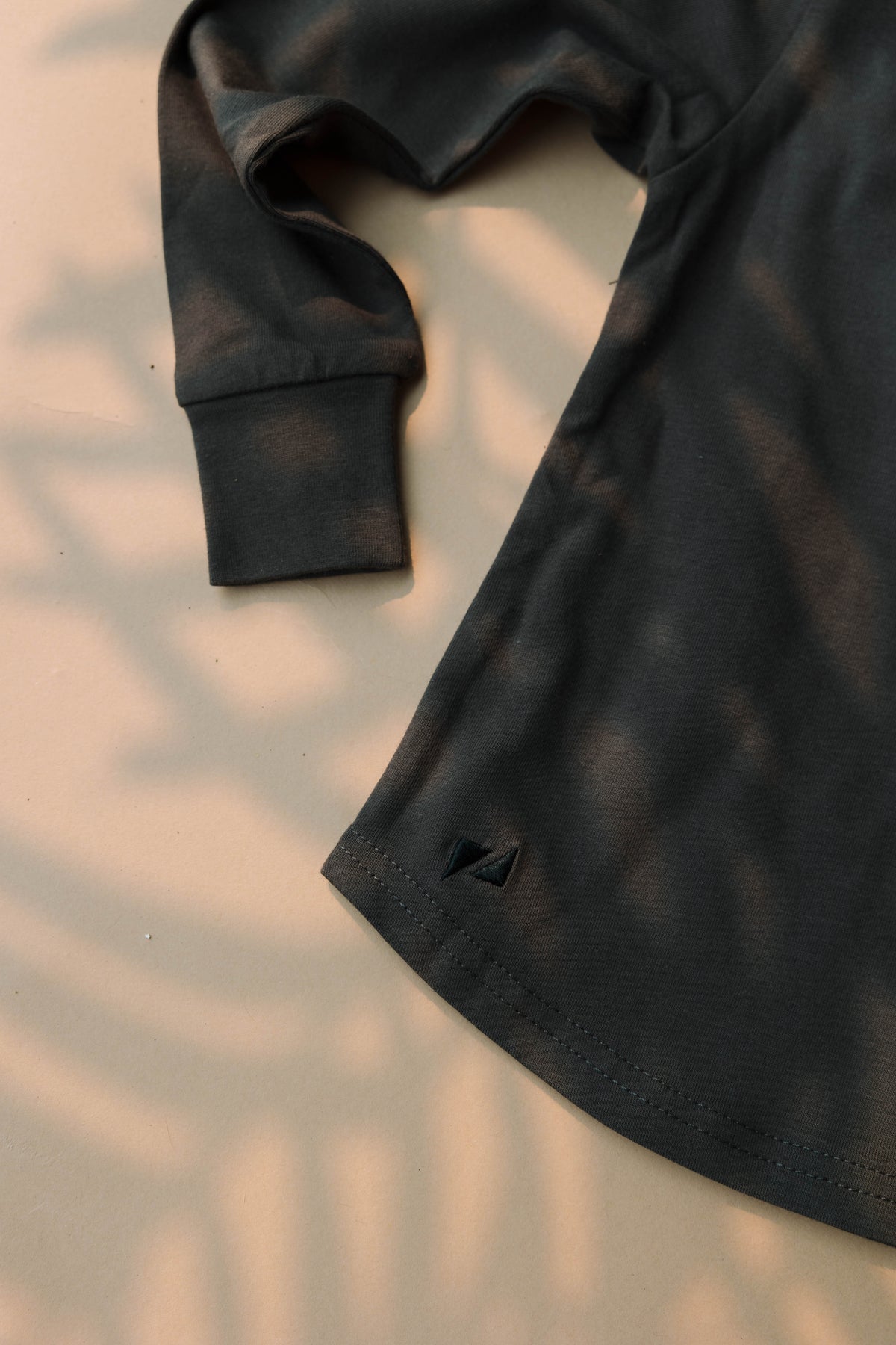 V-neck Signature Long Sleeve | Charcoal