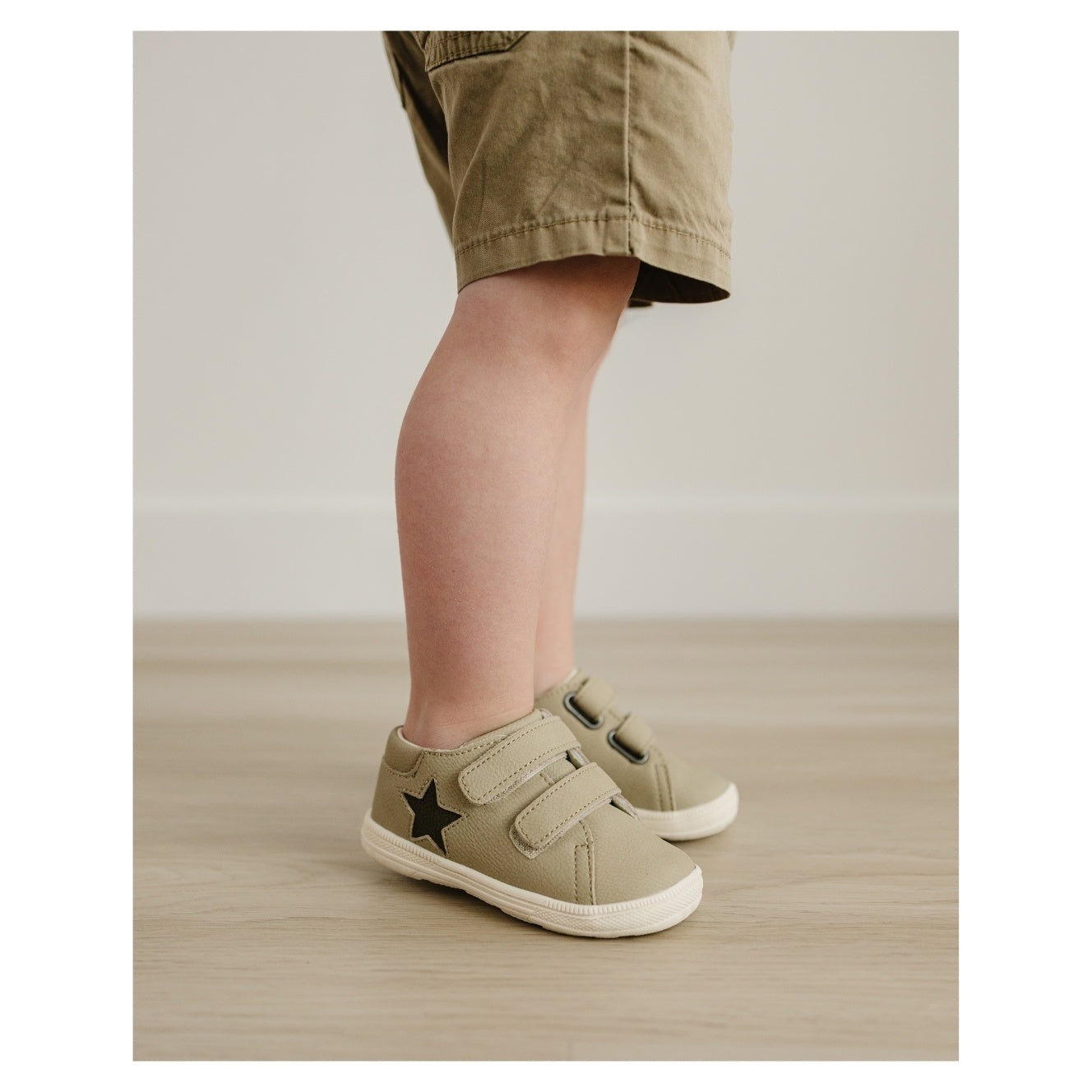 Leo Star Sneaker