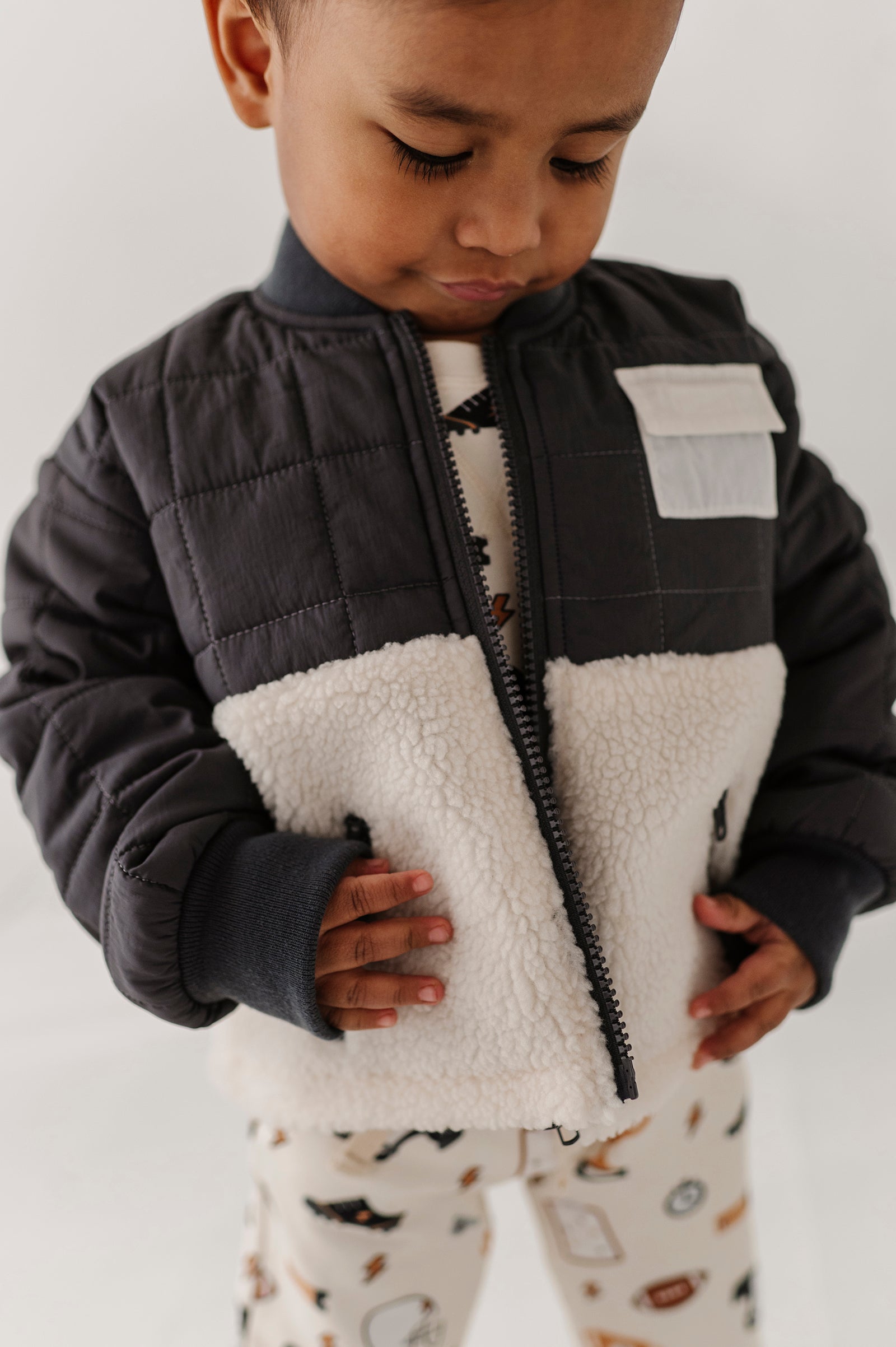 Boys Quilted Sherpa Jacket In Charcoal