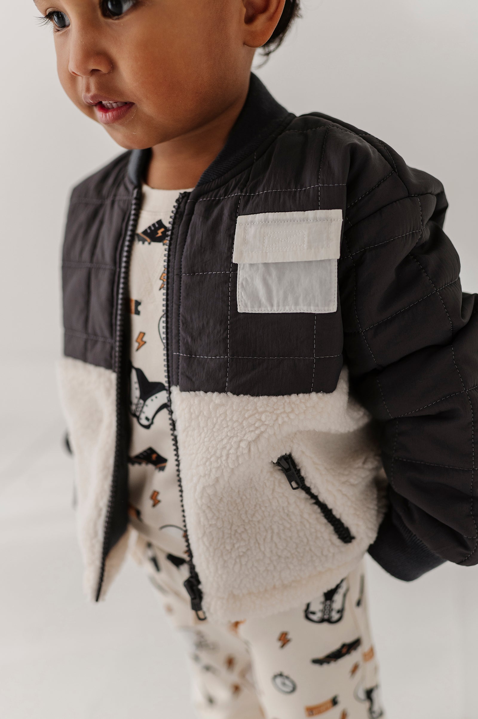 Boys Quilted Sherpa Jacket In Charcoal