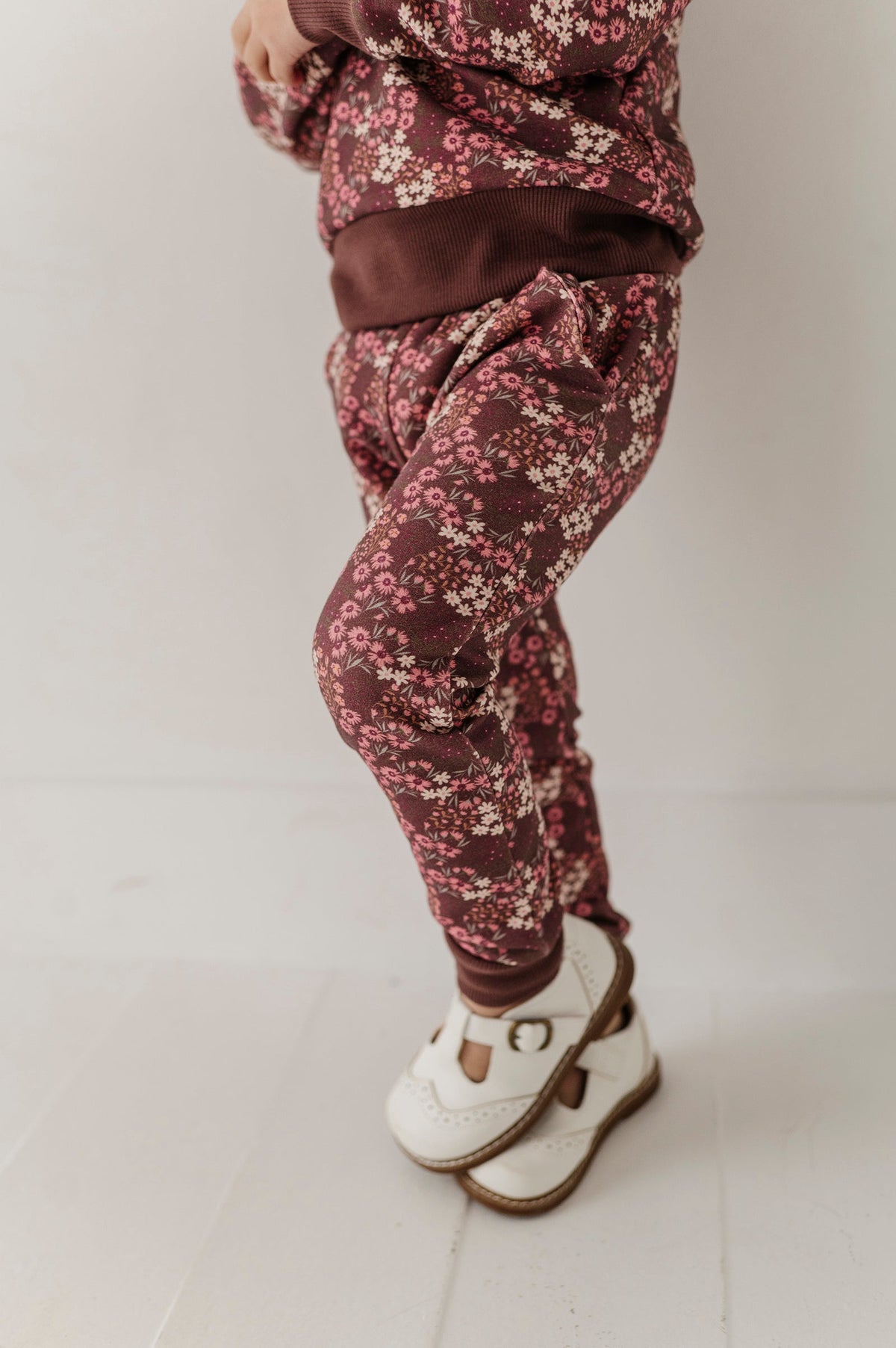 Girls Fleece Sweatpants In Cluster Garden Floral