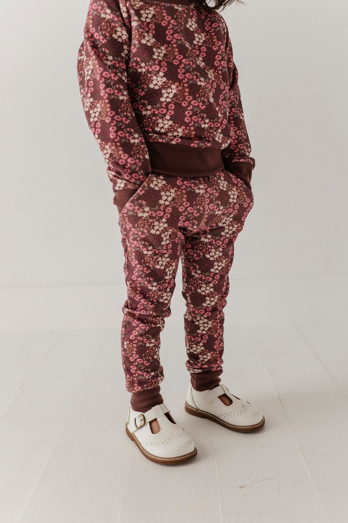 Girls Fleece Sweatpants In Cluster Garden Floral