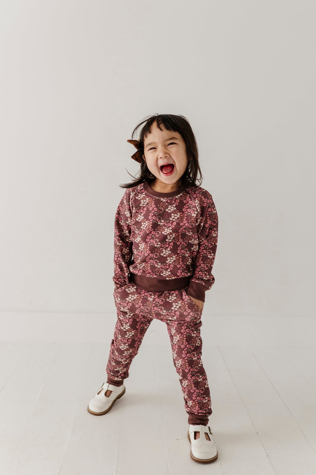 Girls Fleece Sweatpants In Cluster Garden Floral