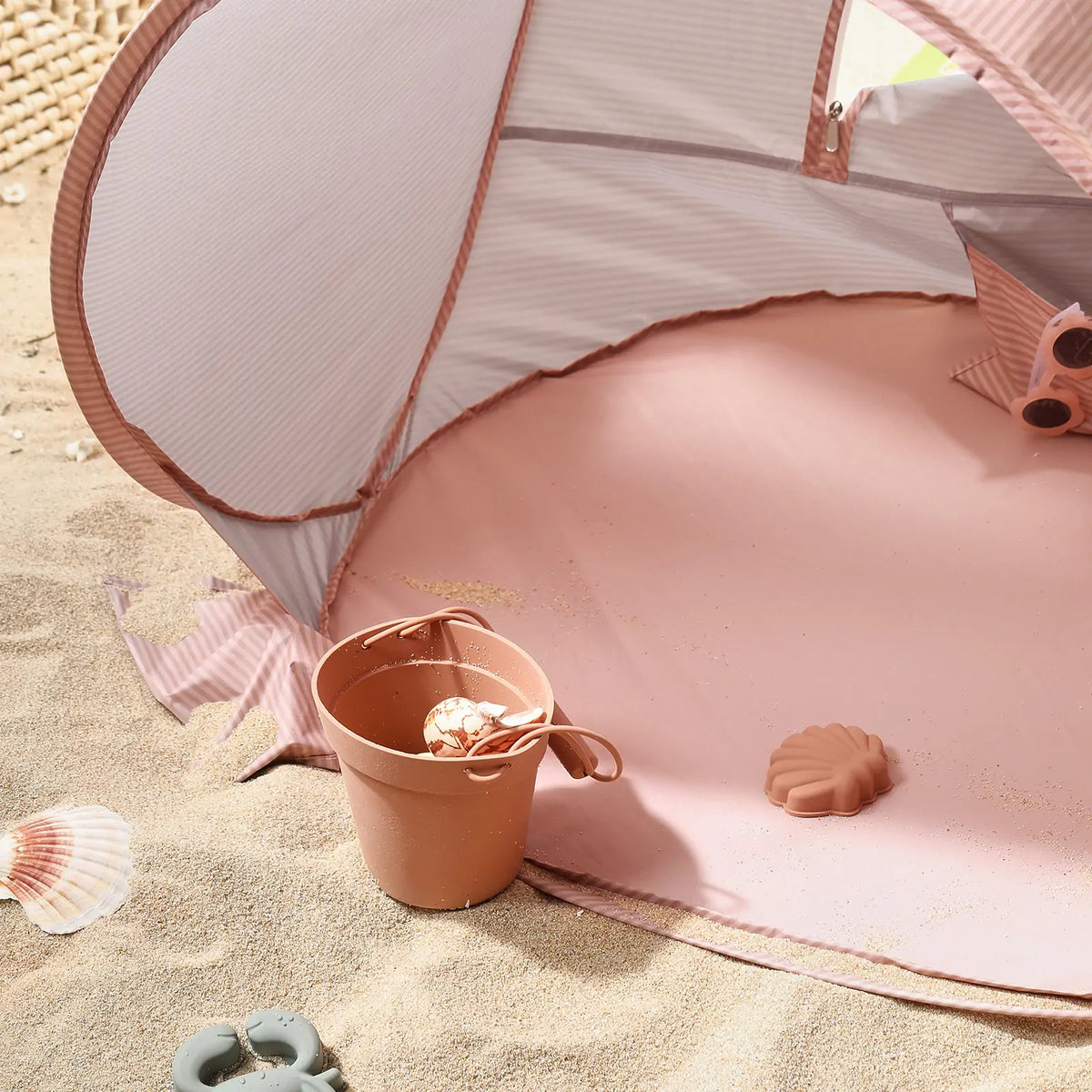 ® One-stop Beach Toy & Tent Set