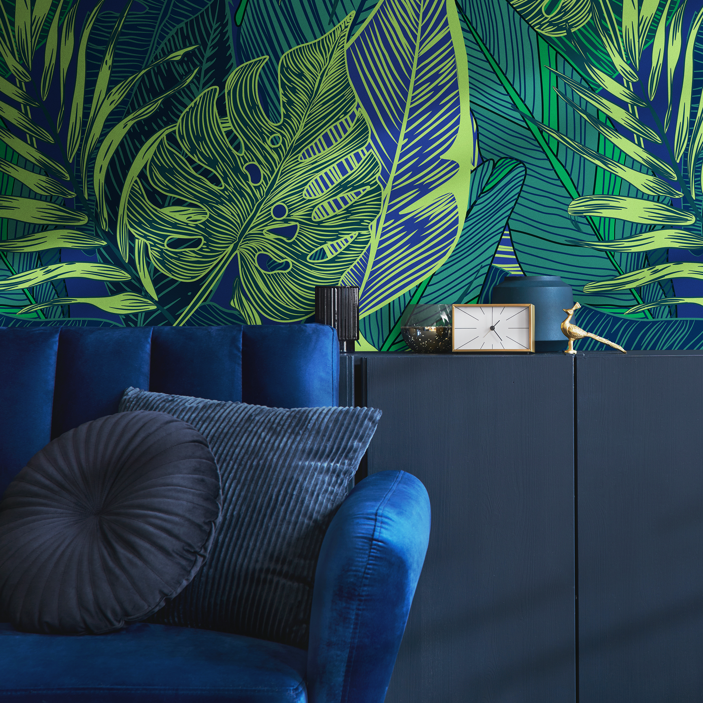 Botanical Wallpaper With A Graphic Jungle Leaf Motif In Green And Blue - B131