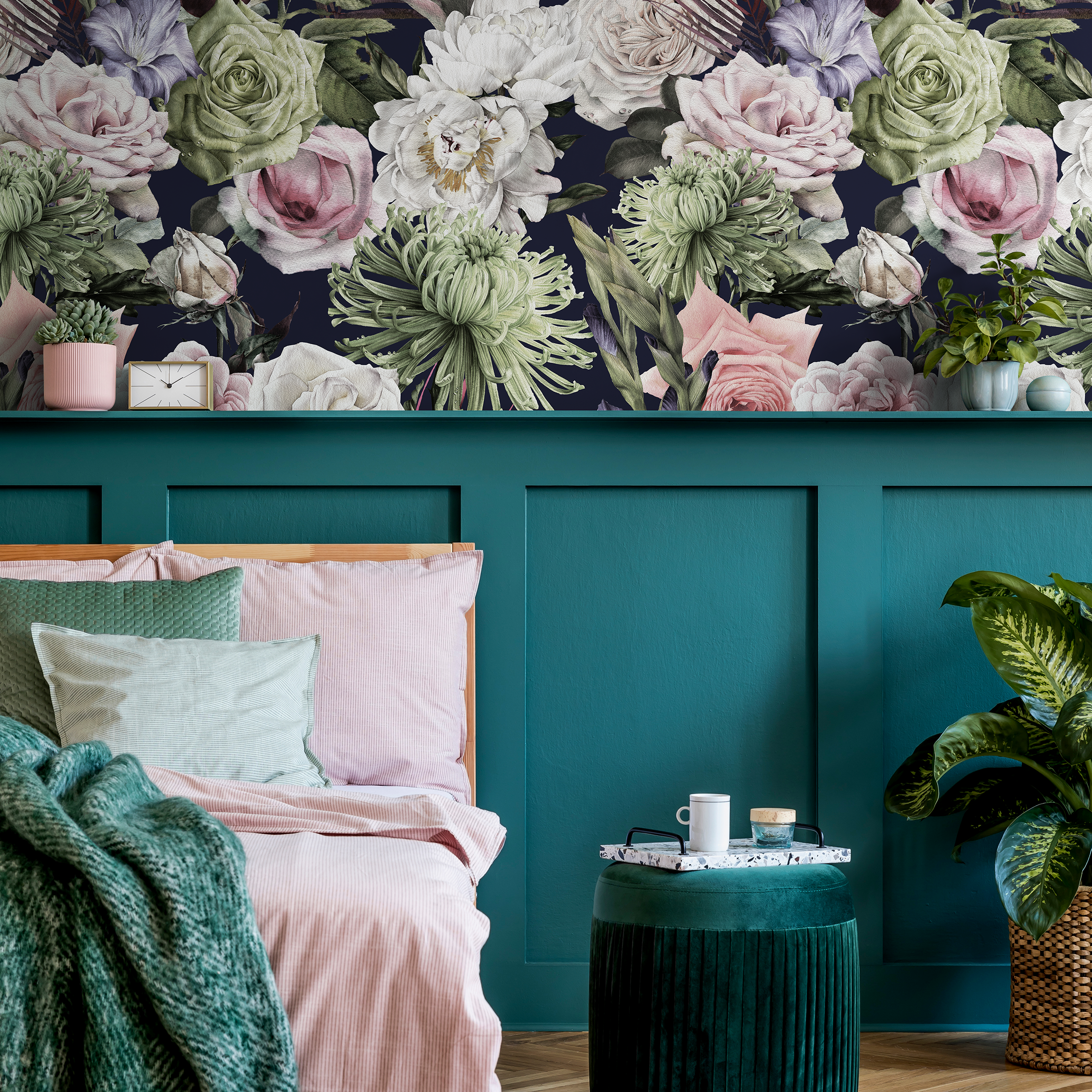 Floral Wallpaper With A Dramatic Bouquet Of Roses In Navy, Pink, And Green - B180