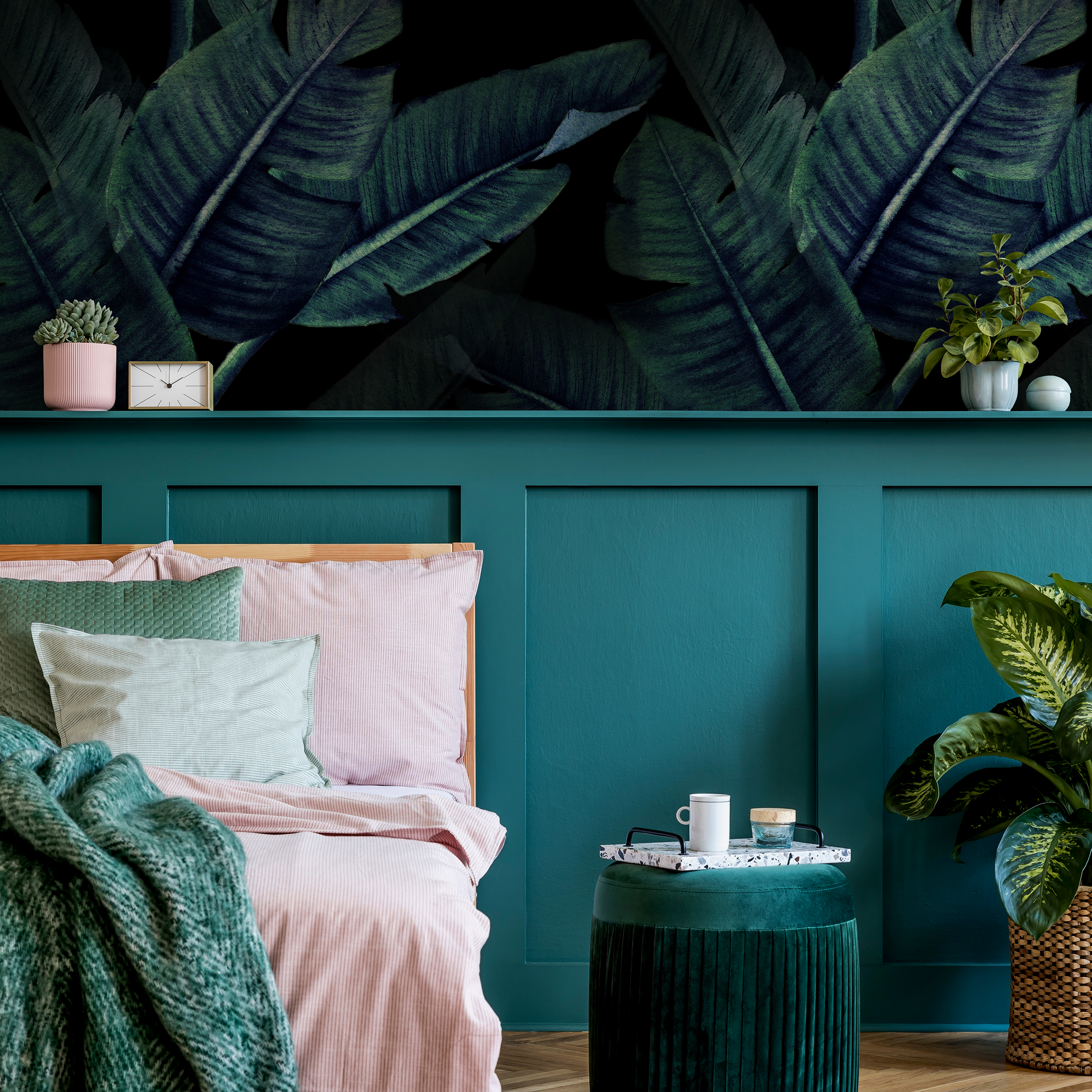 Botanical Wallpaper Featuring Large Banana Leaves In Green And Black - B217