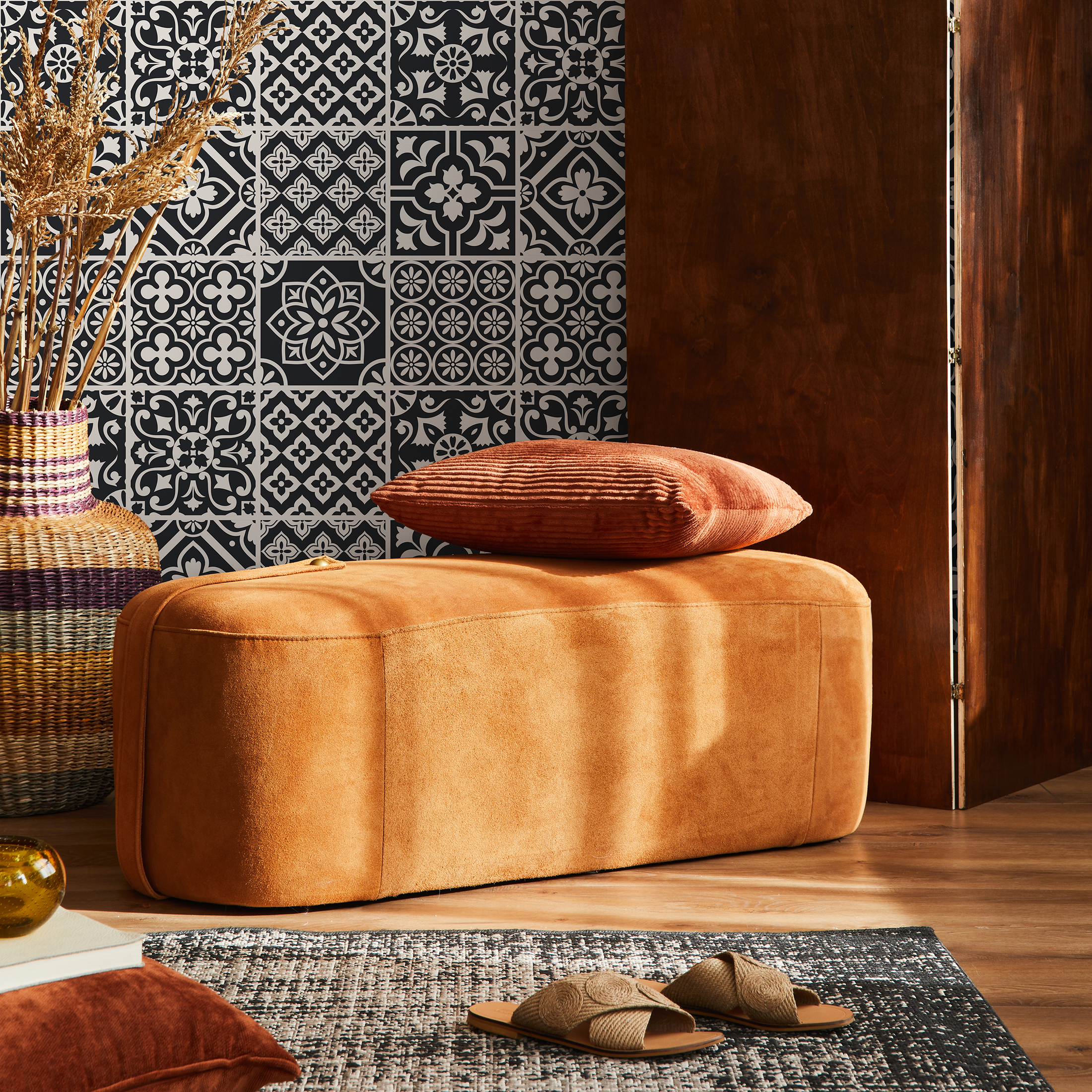 Tile Wallpaper With Ornate Geometric Patterns In Black And White - B702