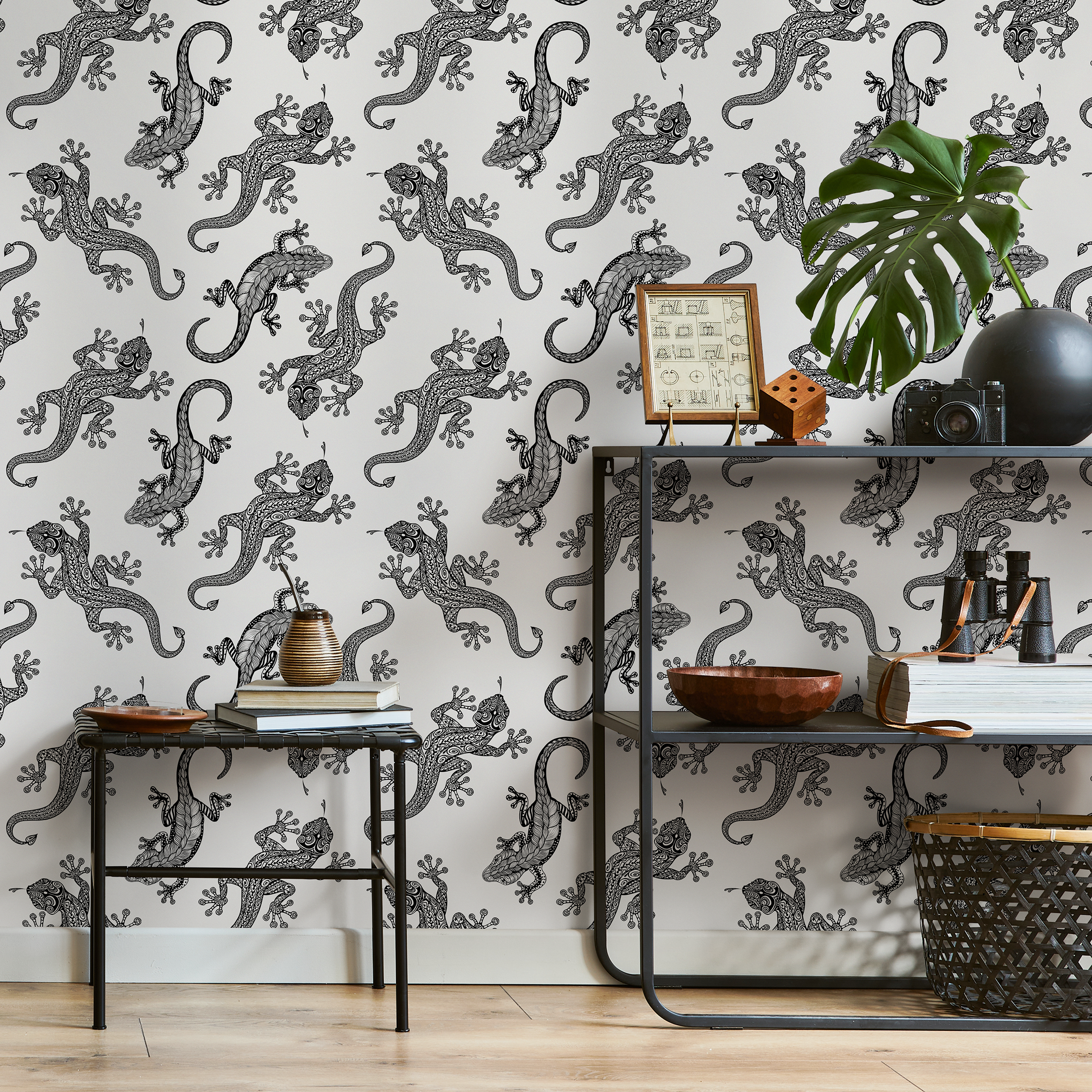 Animal Wallpaper With A Stylized Gecko Motif In Black And White - B941