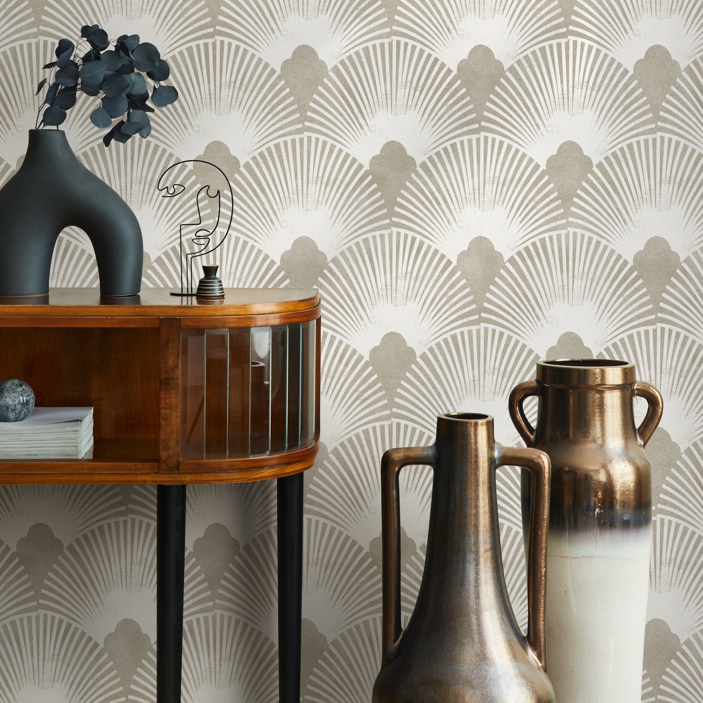 Art Deco Wallpaper With A Geometric Fan Pattern In Gray And White - C010