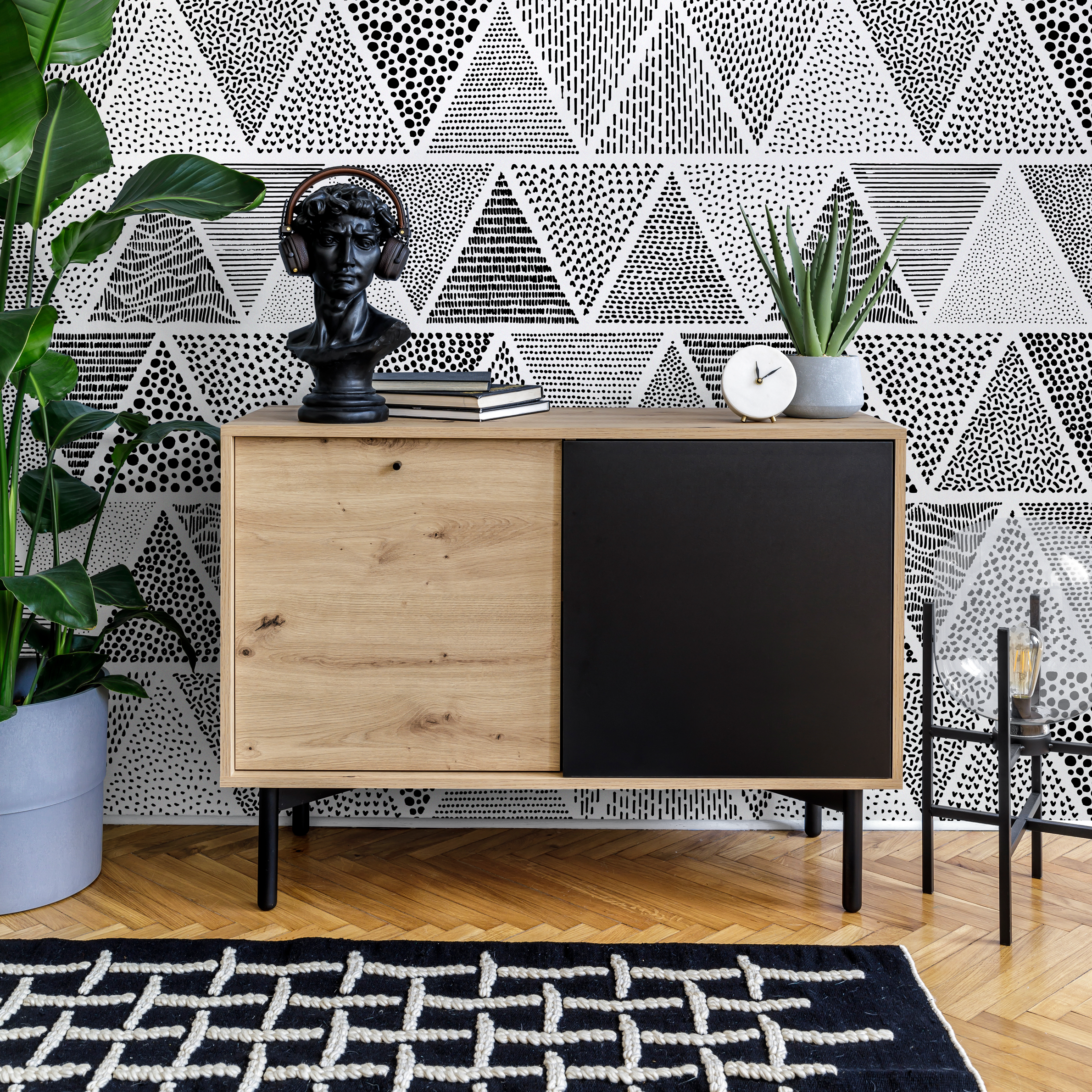 Geometric Wallpaper With Hand-drawn Triangle Motifs In Black And White - C053