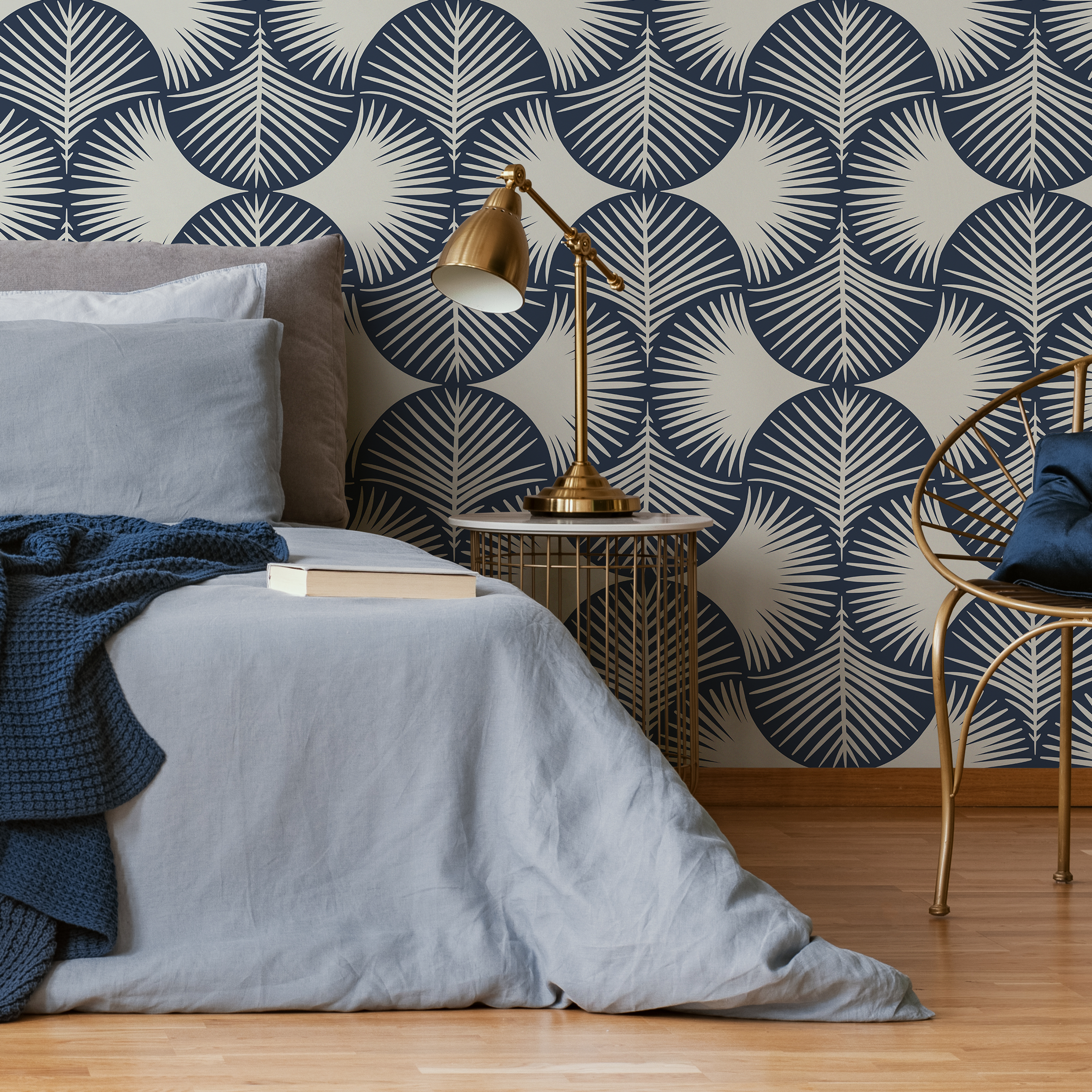 Art Deco Wallpaper With A Stylized Palm Leaf Motif In Navy Blue And Cream - C102