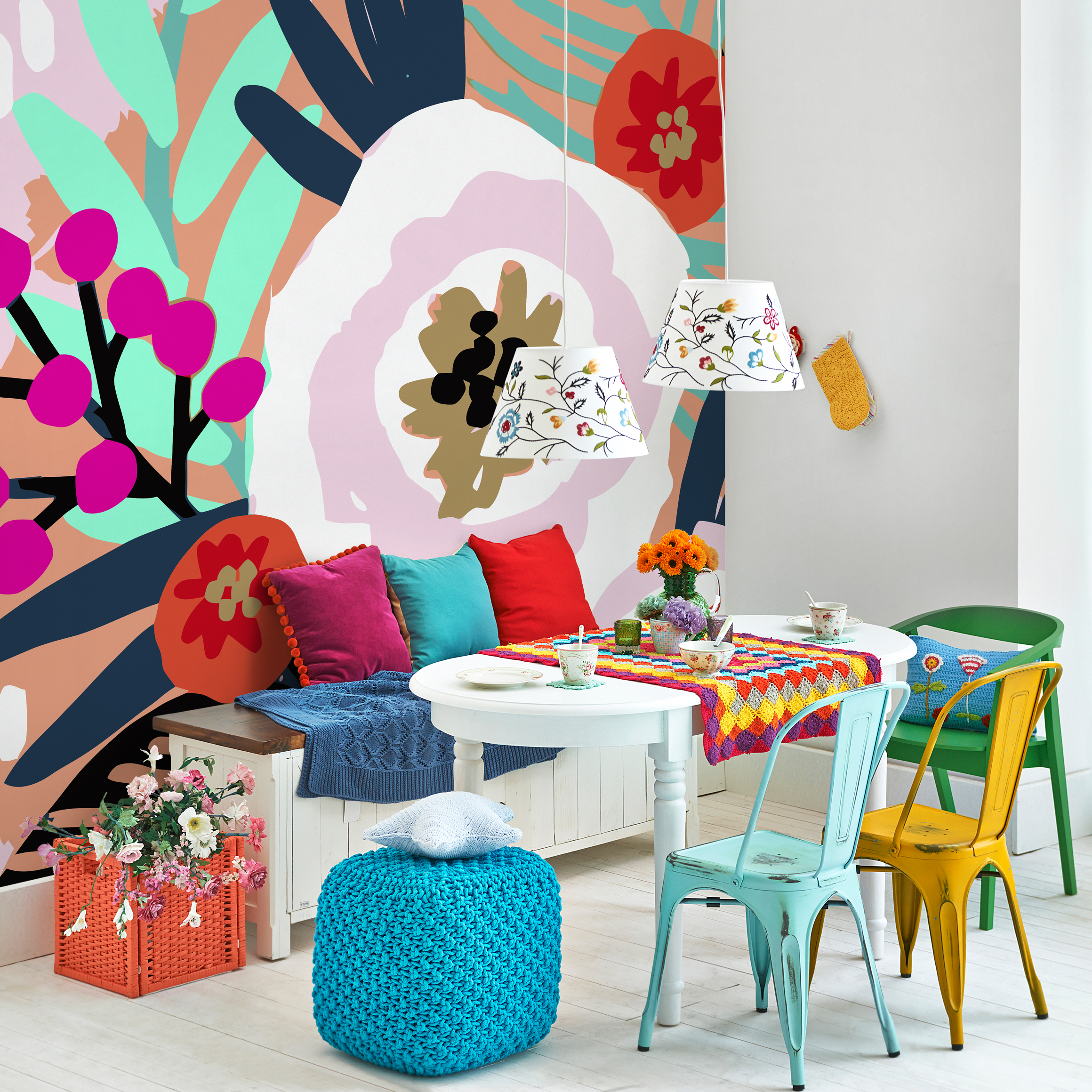 Abstract Floral Wallpaper With A Bold Botanical Motif In Peach, Magenta, And Blue - C130