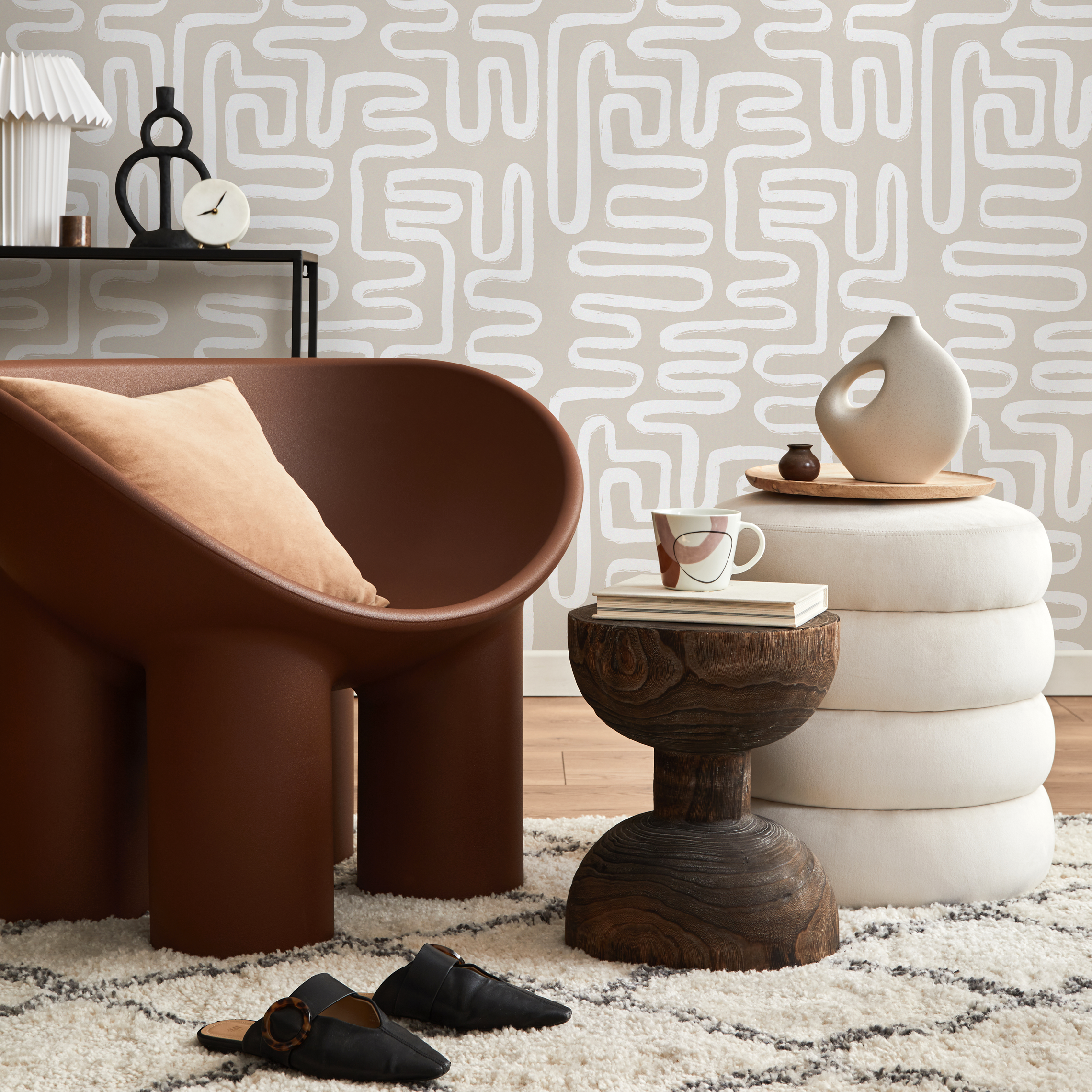 Abstract Wallpaper With A Hand-drawn Labyrinth Motif In Beige And Off-white - C144