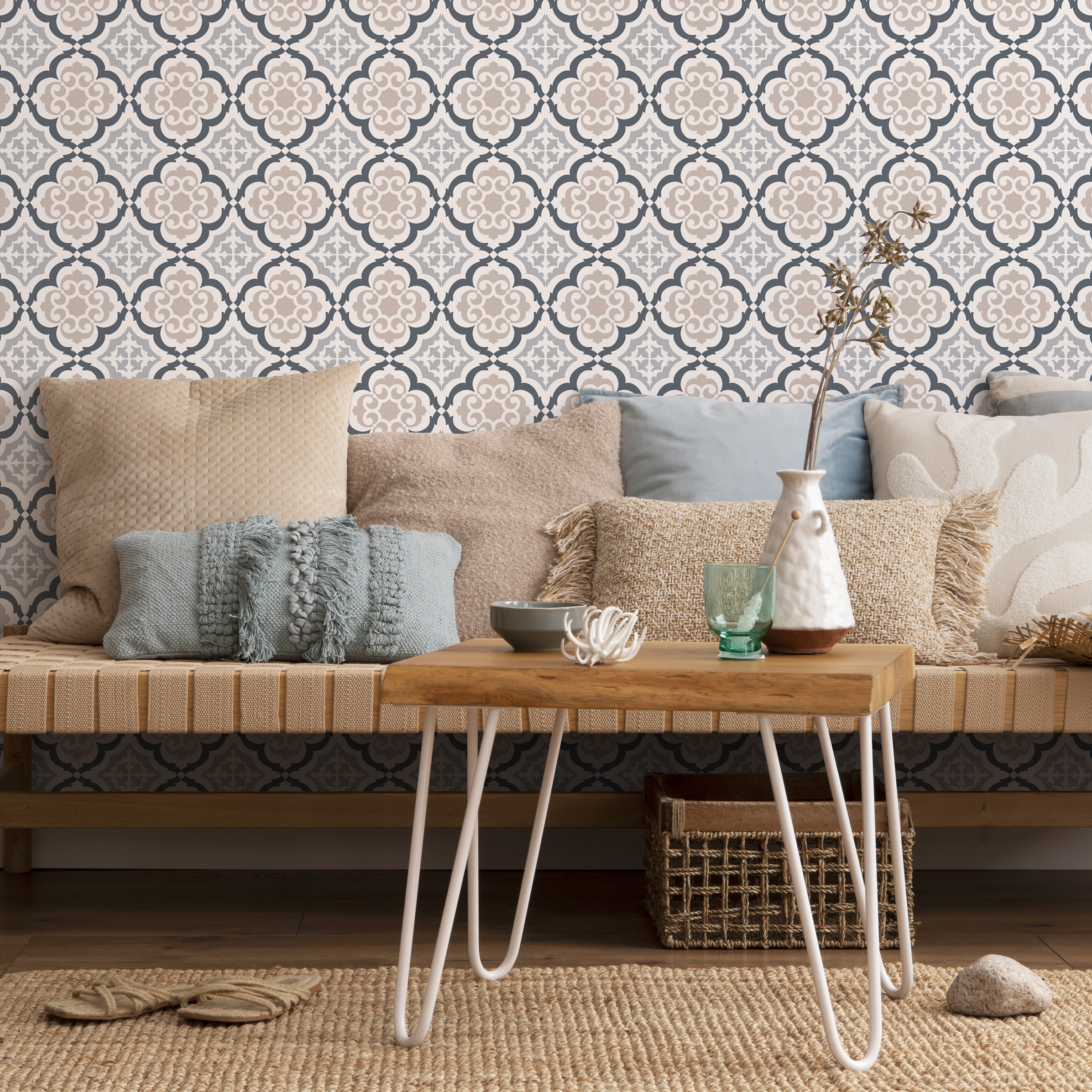 Classic Tile Wallpaper With A Quatrefoil Pattern In Charcoal, Beige, And Grey - C165