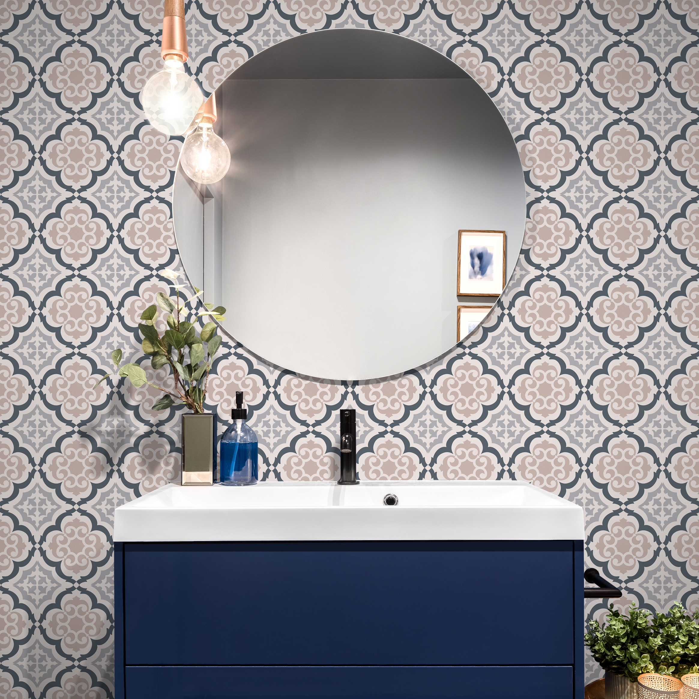 Classic Tile Wallpaper With A Quatrefoil Pattern In Charcoal, Beige, And Grey - C165