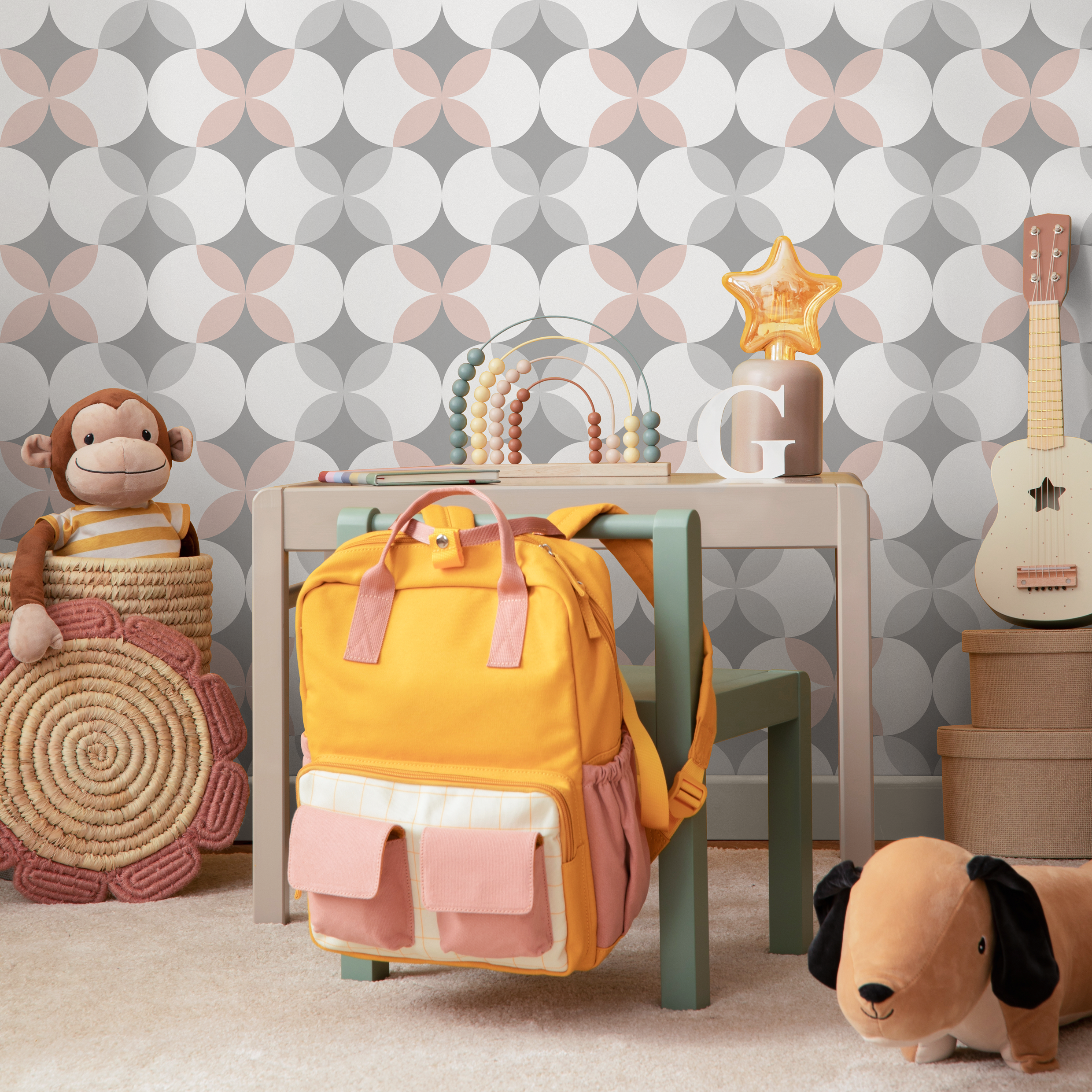 Geometric Wallpaper With An Overlapping Circle Motif In Grey And Pink - C205