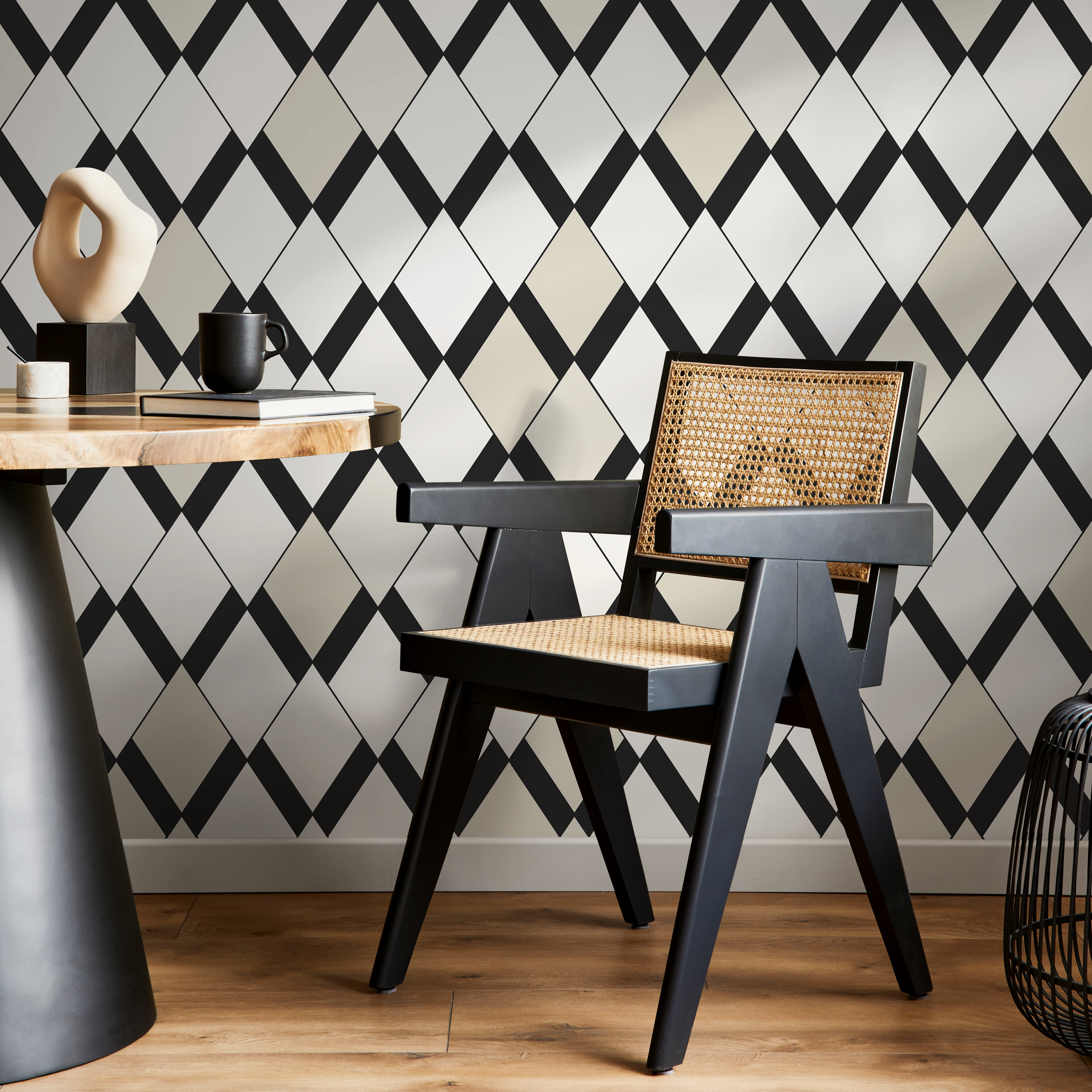 Geometric Wallpaper With A Modern Diamond Motif In Black, White, And Beige - C363