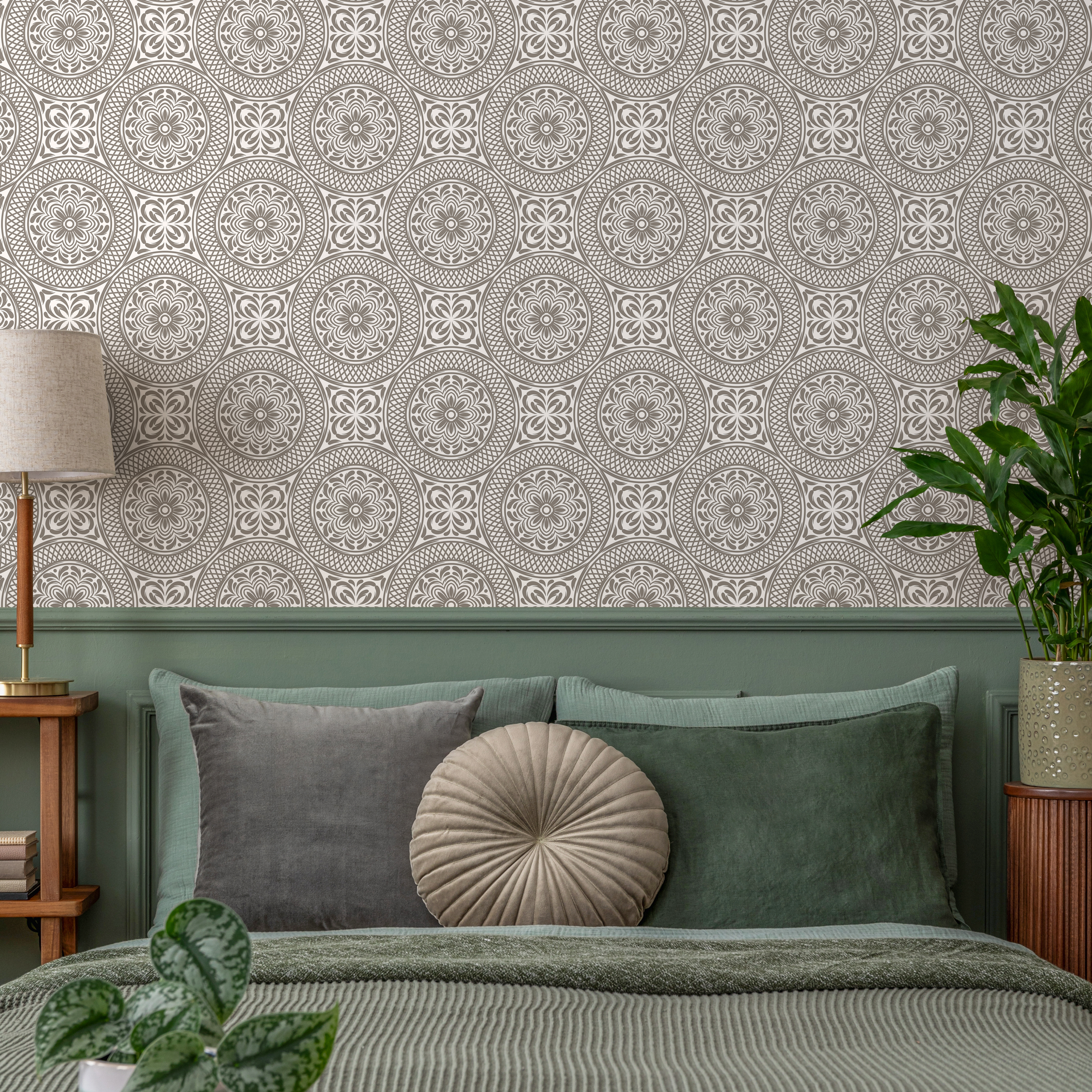 Arabic Wallpaper With An Intricate Medallion Motif In Beige And Cream - C427