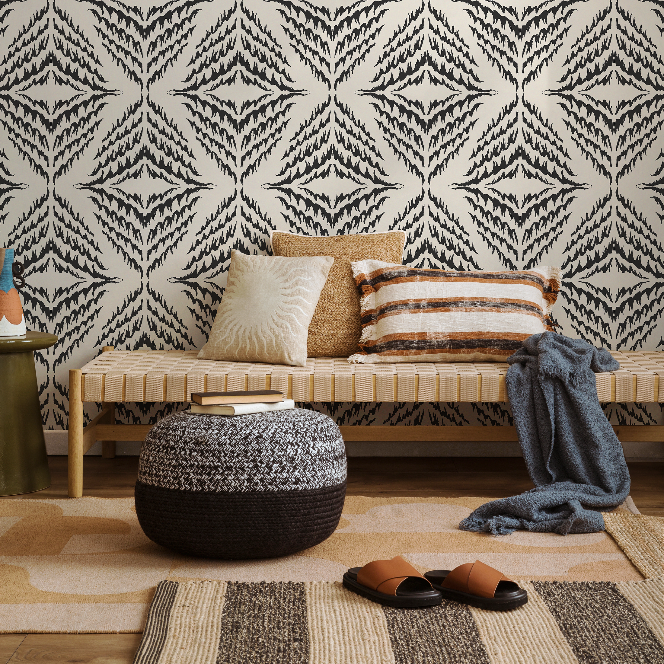 Abstract Wallpaper With A Mirrored Ikat Motif In Black And Off-white - C504