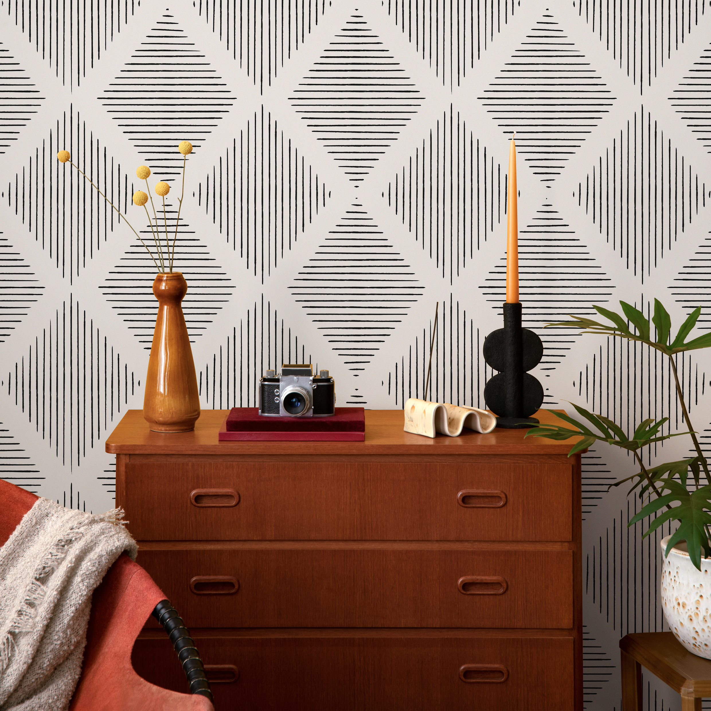 Geometric Wallpaper With A Lined Diamond Motif In Black And White - C523