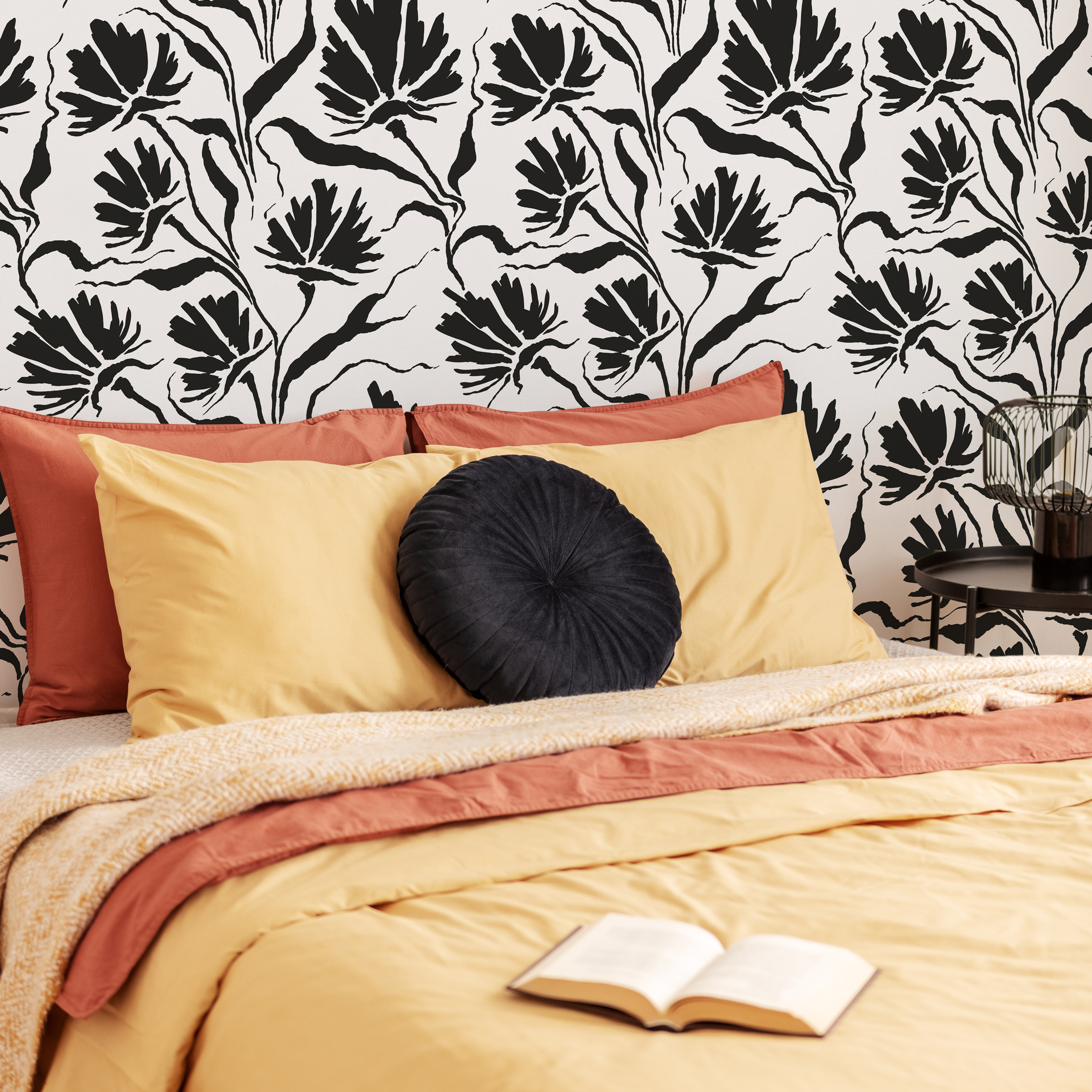 Floral Wallpaper With A Bold Ink-drawn Motif In Black And White - C672