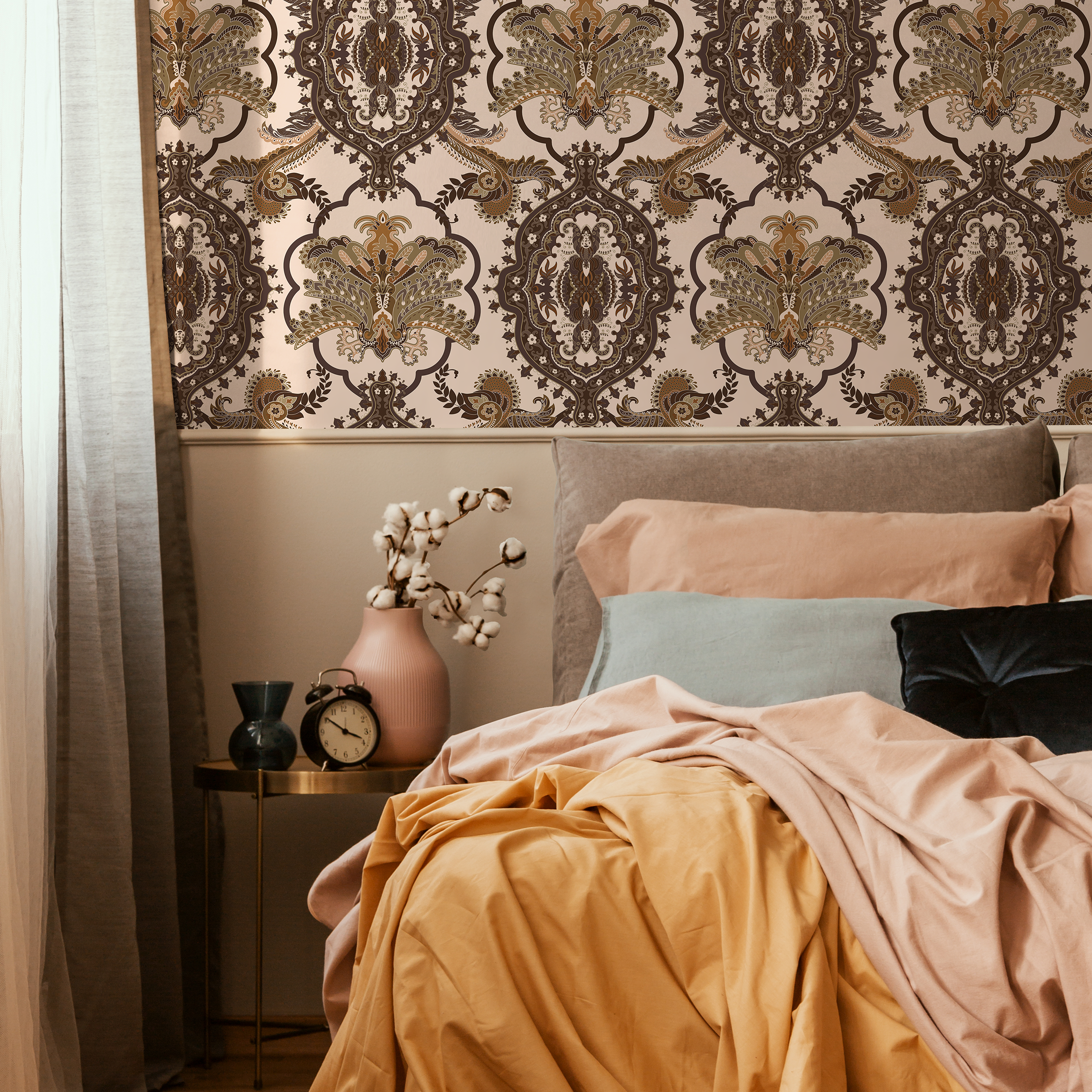 Victorian Wallpaper With An Ornate Paisley Damask Motif In Brown And Gold - C701