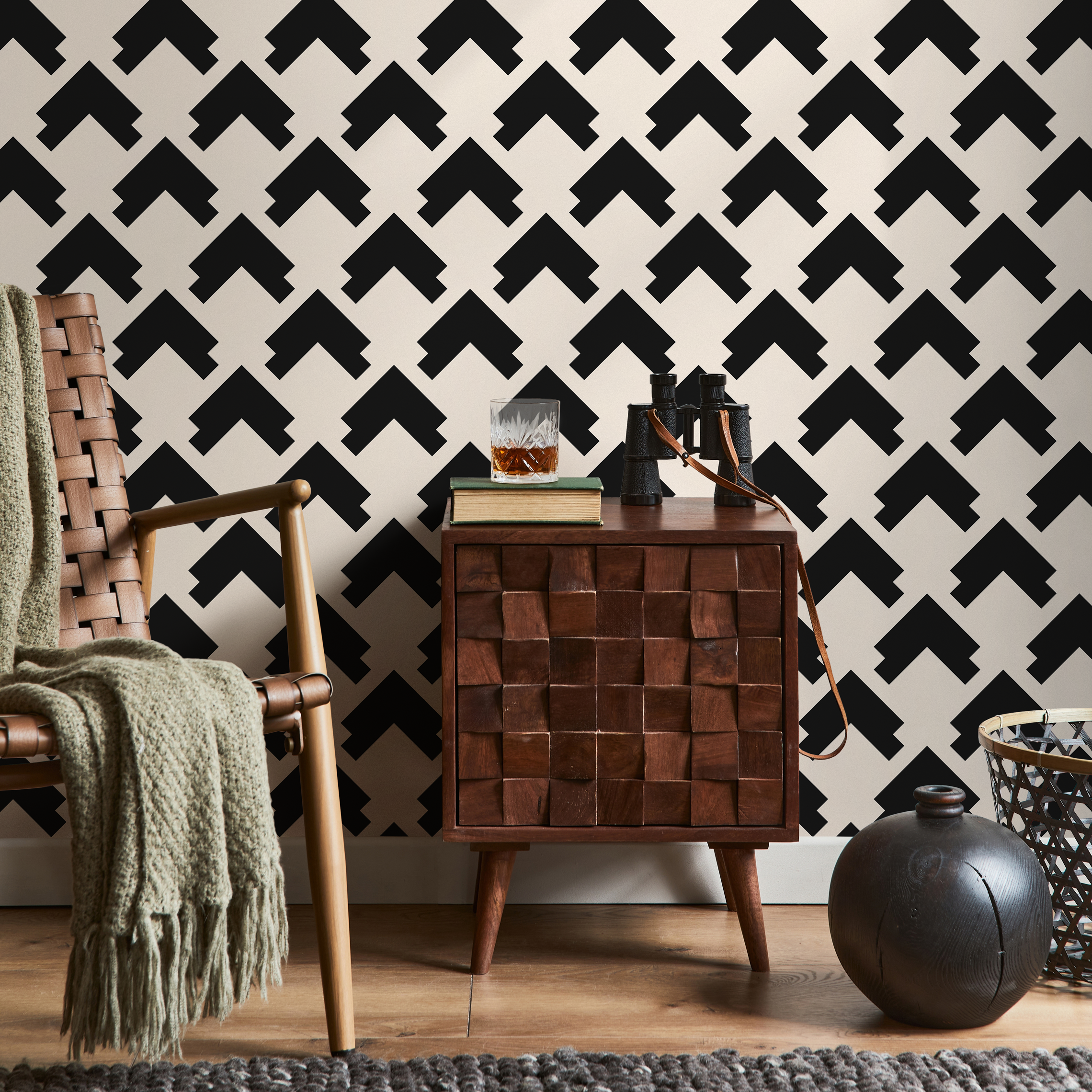 Geometric Wallpaper With A Bold Arrow Pattern In Black And Beige - C733