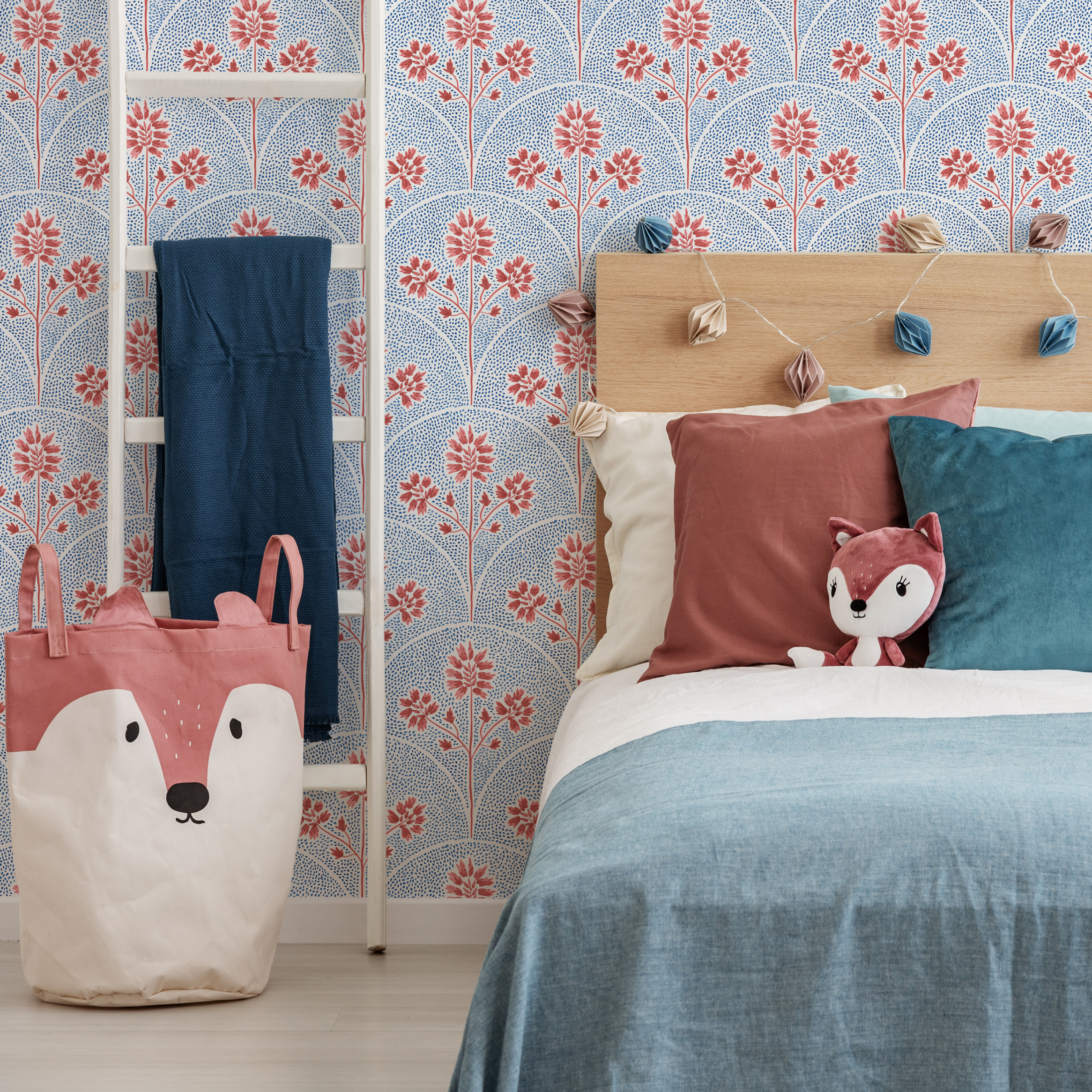 Art Deco Floral Wallpaper With A Stylized Fan Motif In Red And Blue - C779