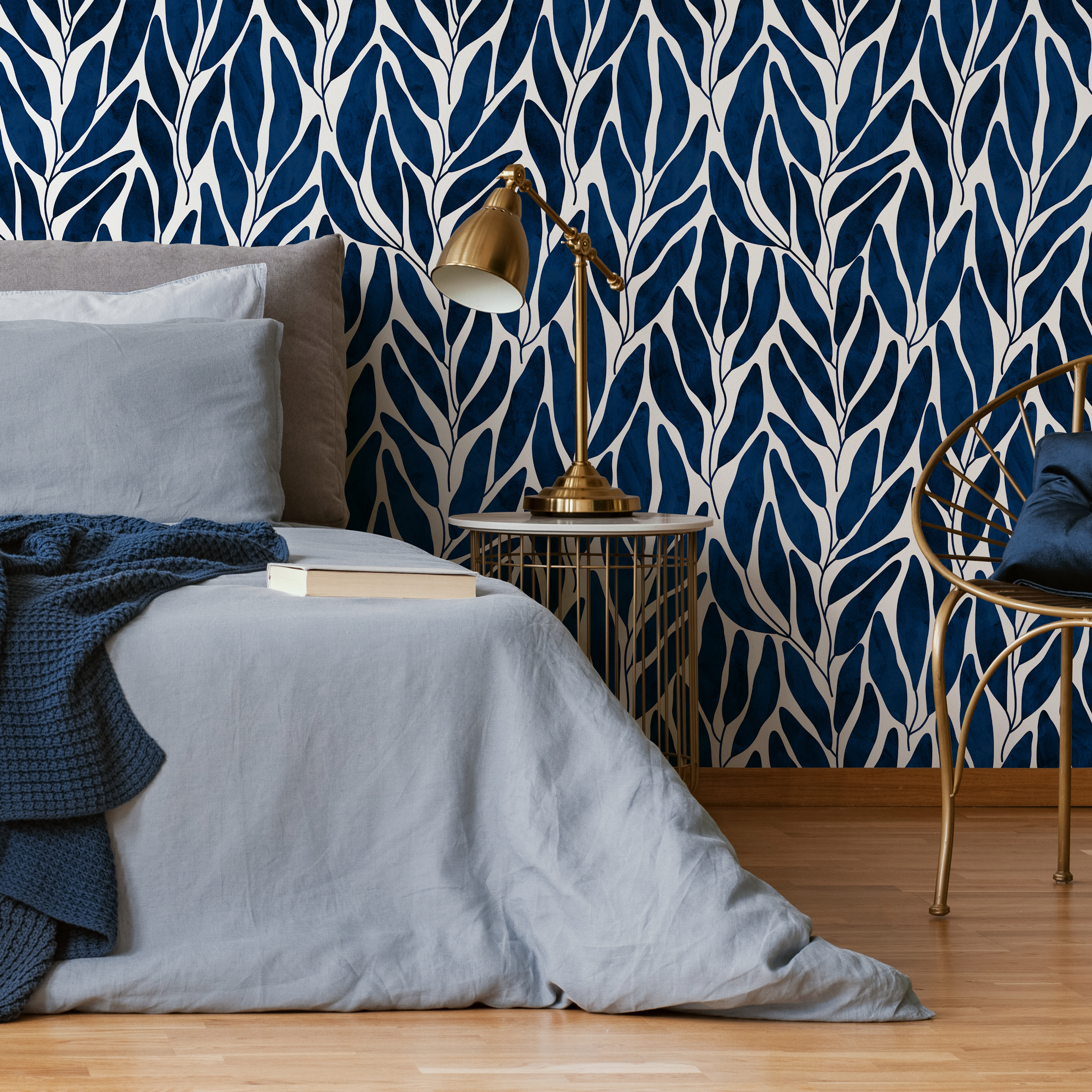 Botanical Wallpaper With Stylized Climbing Leaves In Navy Blue And White - C804