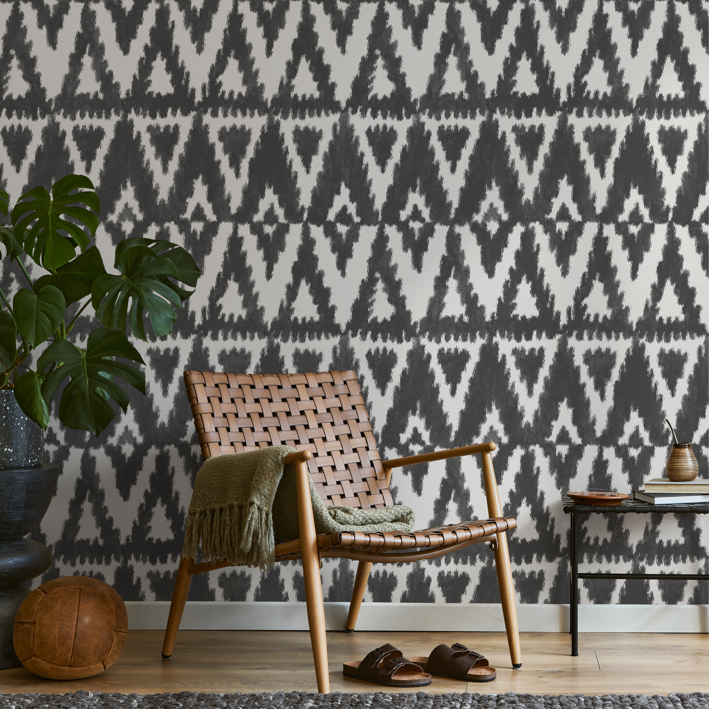 Tribal Wallpaper With A Bold Ikat-inspired Motif In Black And White - C851