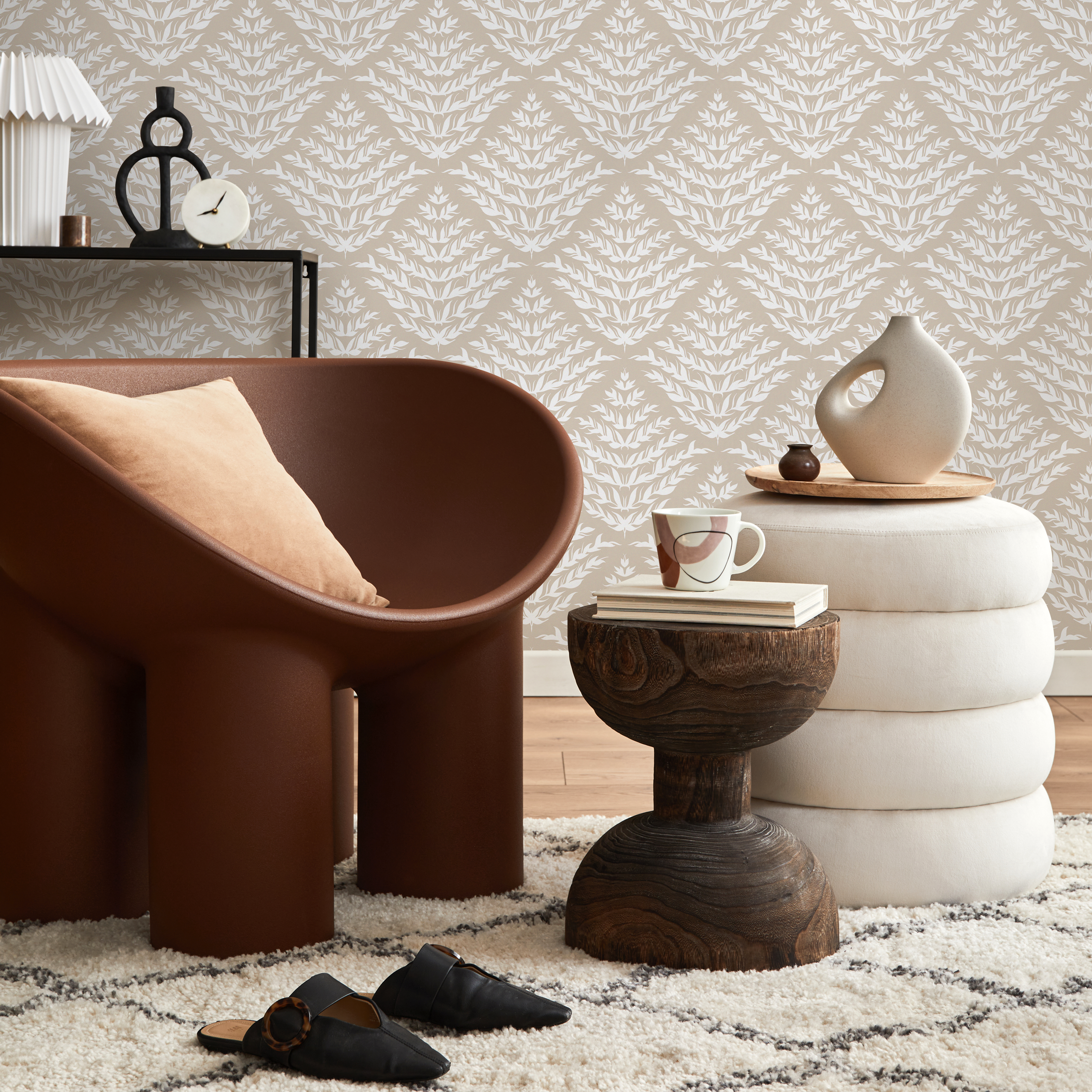 Boho Wallpaper With A Stylized Leaf Motif In Beige And Cream - C854