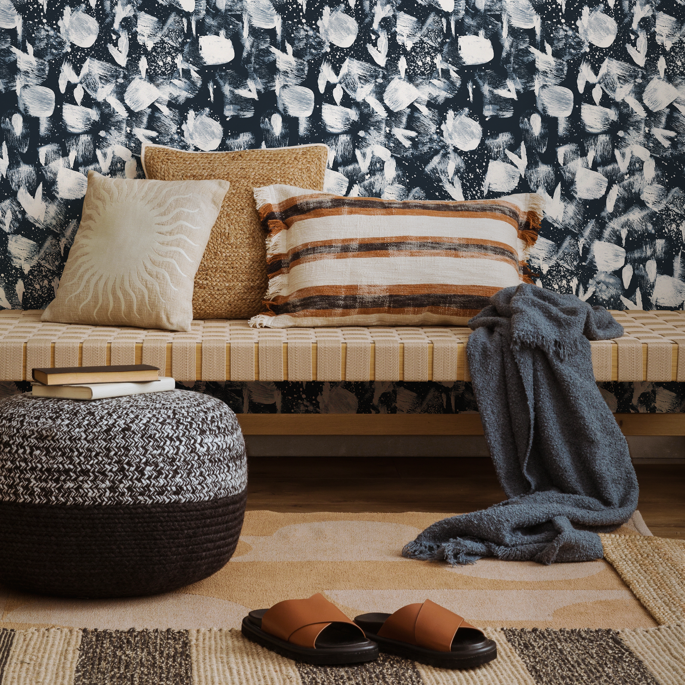 Abstract Wallpaper With Expressive Brushstrokes In Navy Blue And White - C884